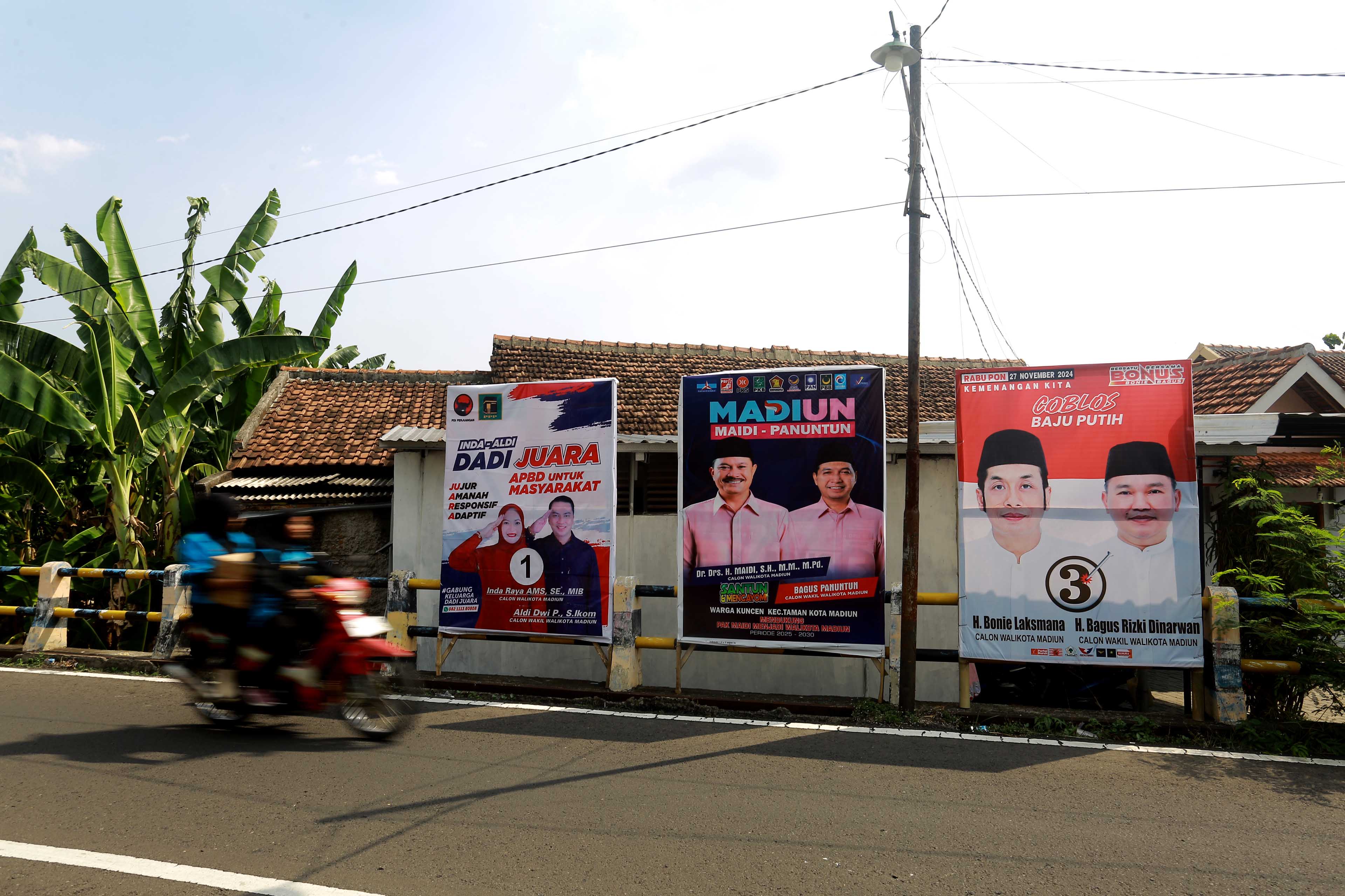 MENUJU COBLOSAN: Salah satu keberadaan APK tiga paslon Pilkada Kota Madiun 2024. (BAGAS BIMANTARA/RADAR MADIUN)