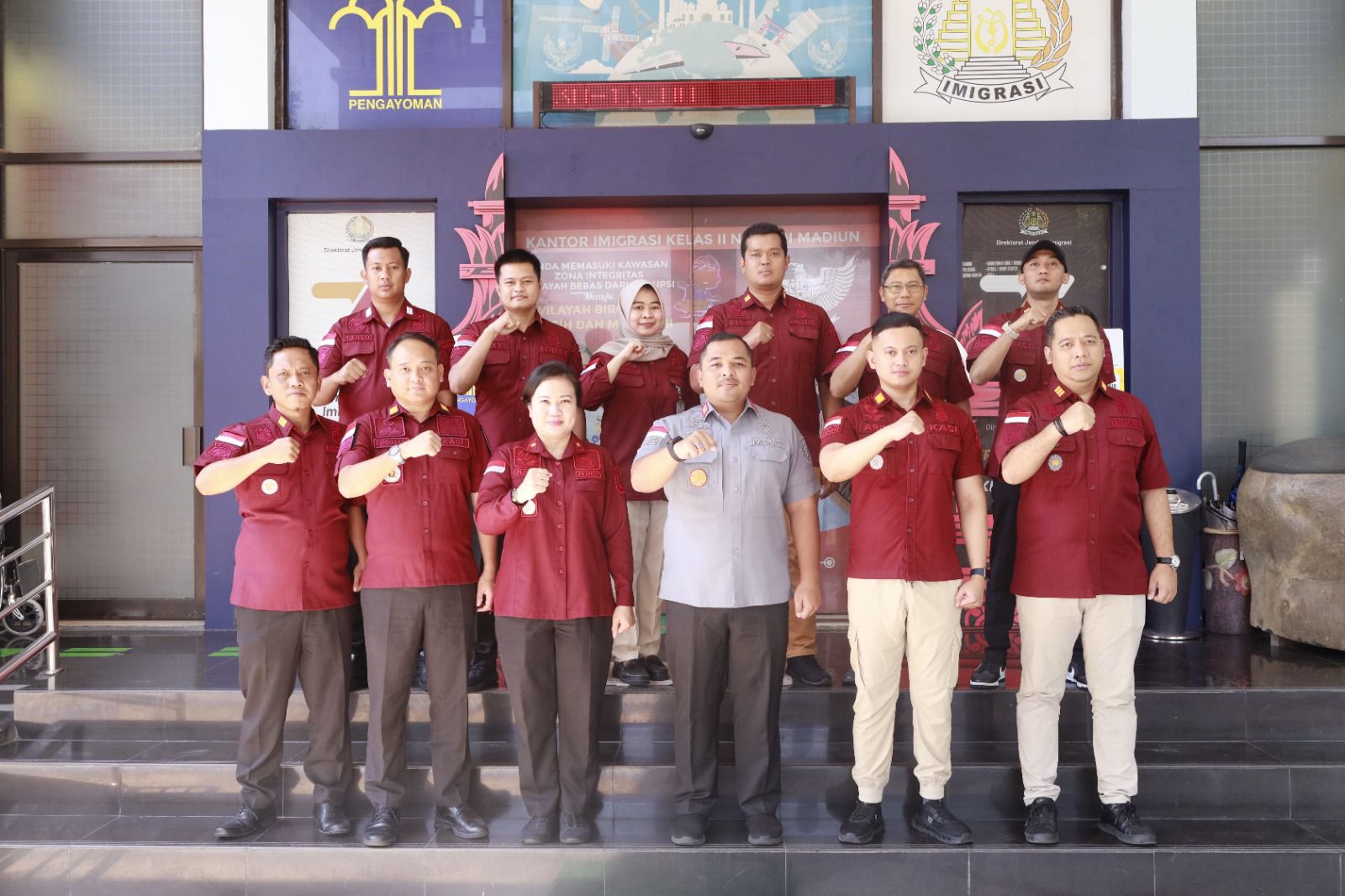 TEGAKKAN ATURAN: Kepala Kantor Imigrasi Kelas II Non TPI Madiun Gilang Danurdara dan tim berkomitmen tegakkan aturan keimigrasian melalui Operasi Jagratara. (KANIM MADIUN)
