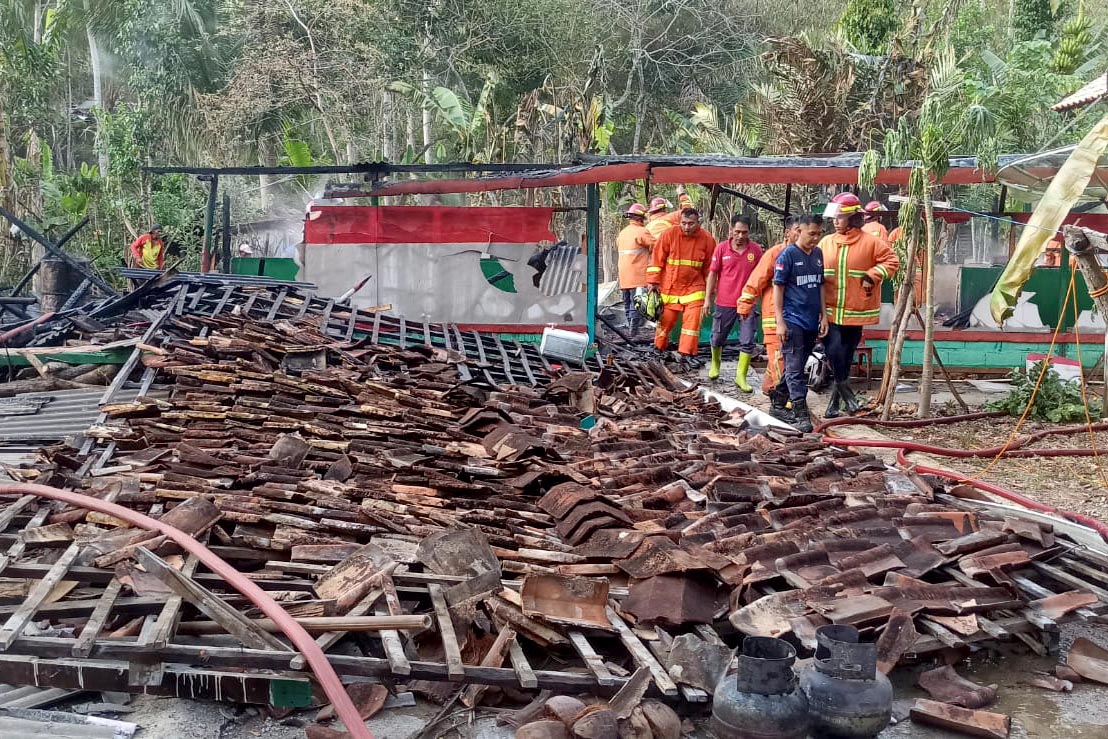 JADI ARANG: Puing-puing rumah Islan, warga Dersono, Pringkuku, yang terbakar Selasa (8/10) sore.&nbsp;(DAMKAR PACITAN)