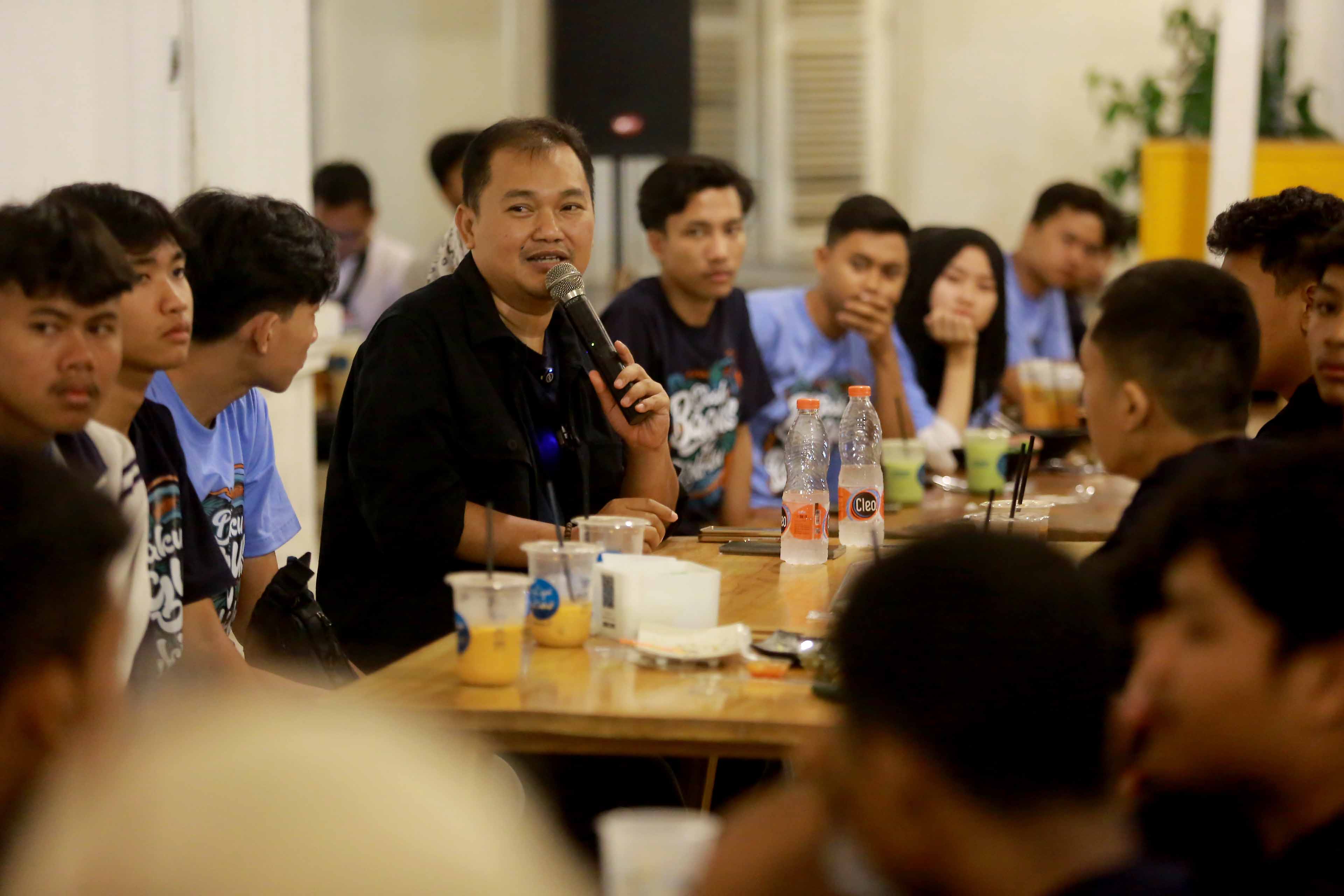 RANGKUL PEMUDA: Cawawali nomor urut 03 Bagus Rizki Dinarwan berdiskusi sekaligus mendengarkan masukan dari kalangan pemilih pemula dan milenial.&nbsp;(BAGAS BIMANTARA/RADAR MADIUN)