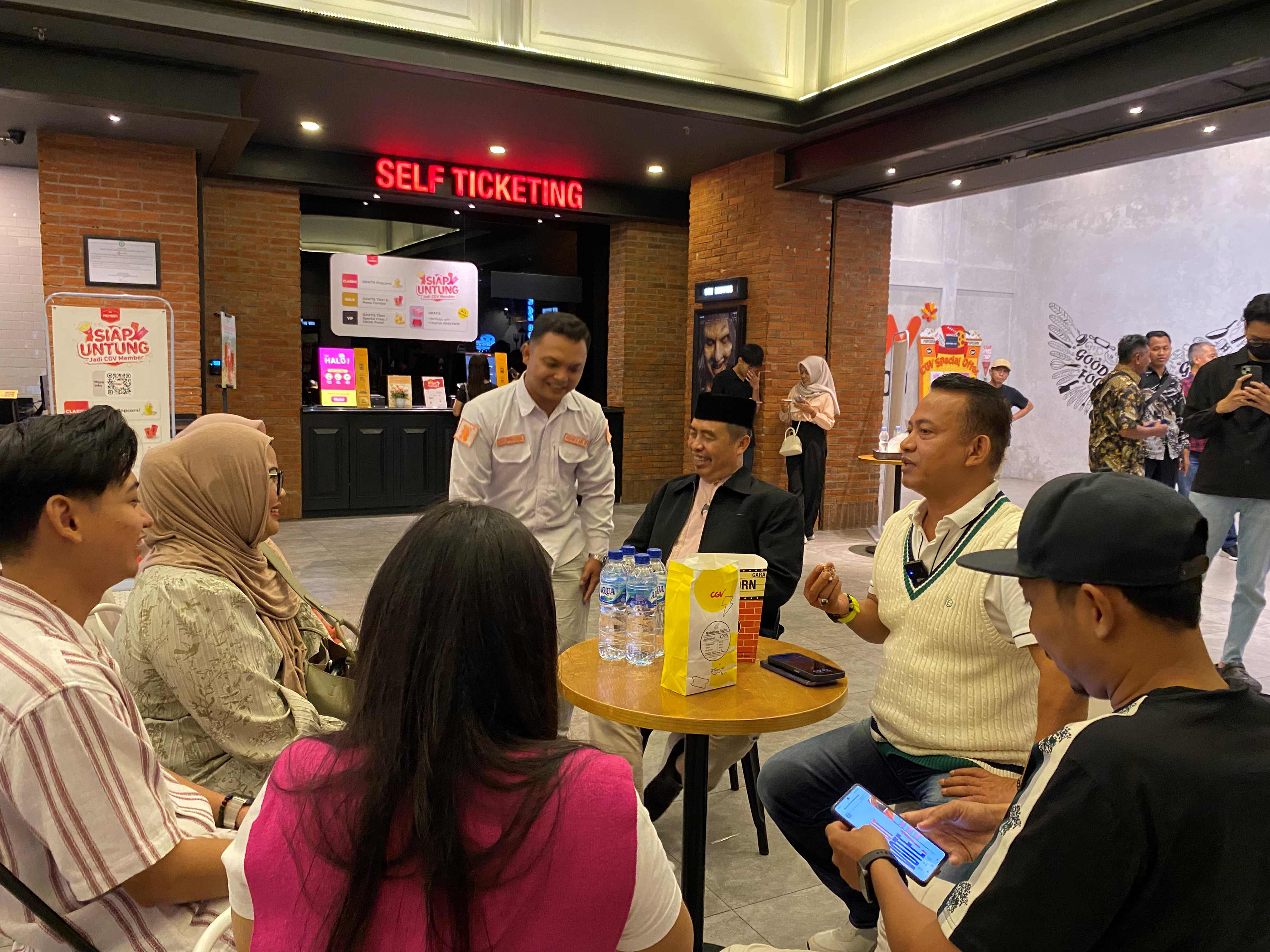 CAIR: Pasangan Hari Wur dan Dokter Pur berbincang dengan anak muda sebelum nobar film di bioskop beberapa waktu lalu. (ISTIMEWA)