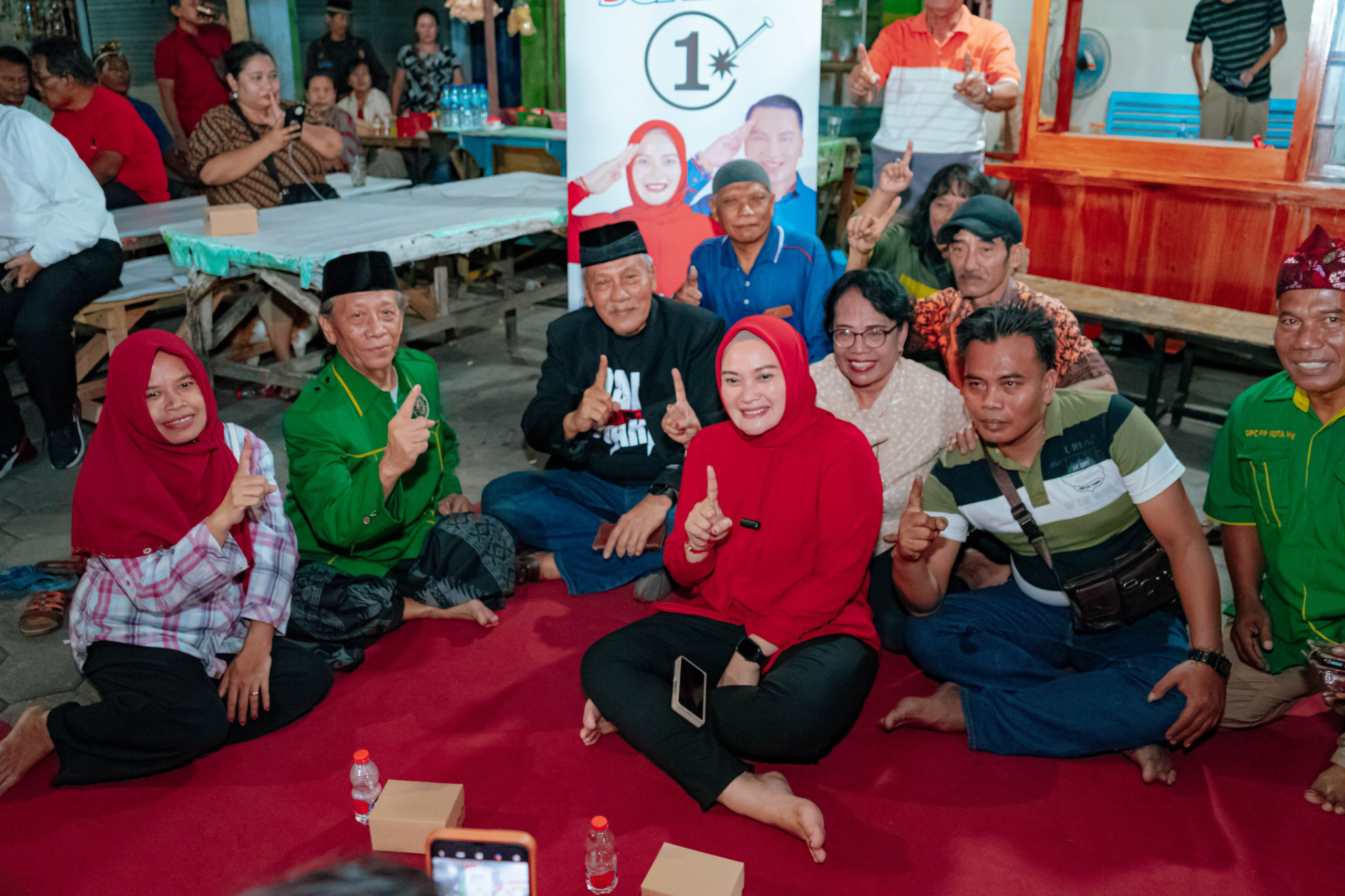 DEKAT: Cawali nomor urut 01 Inda Raya AMS menggelar dialog dengan masyarakat di sekitar Pasar Kotak, Selasa (8/10) malam lalu.&nbsp;(ISTIMEWA)