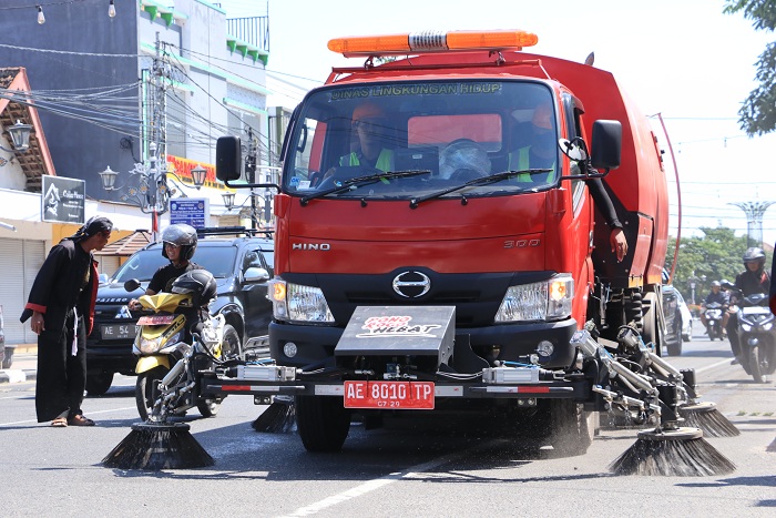 MESIN KEBERSIHAN : Kendaraan road sweeper&nbsp;beraksi di salah satu ruas jalan di Ponorogo.&nbsp;