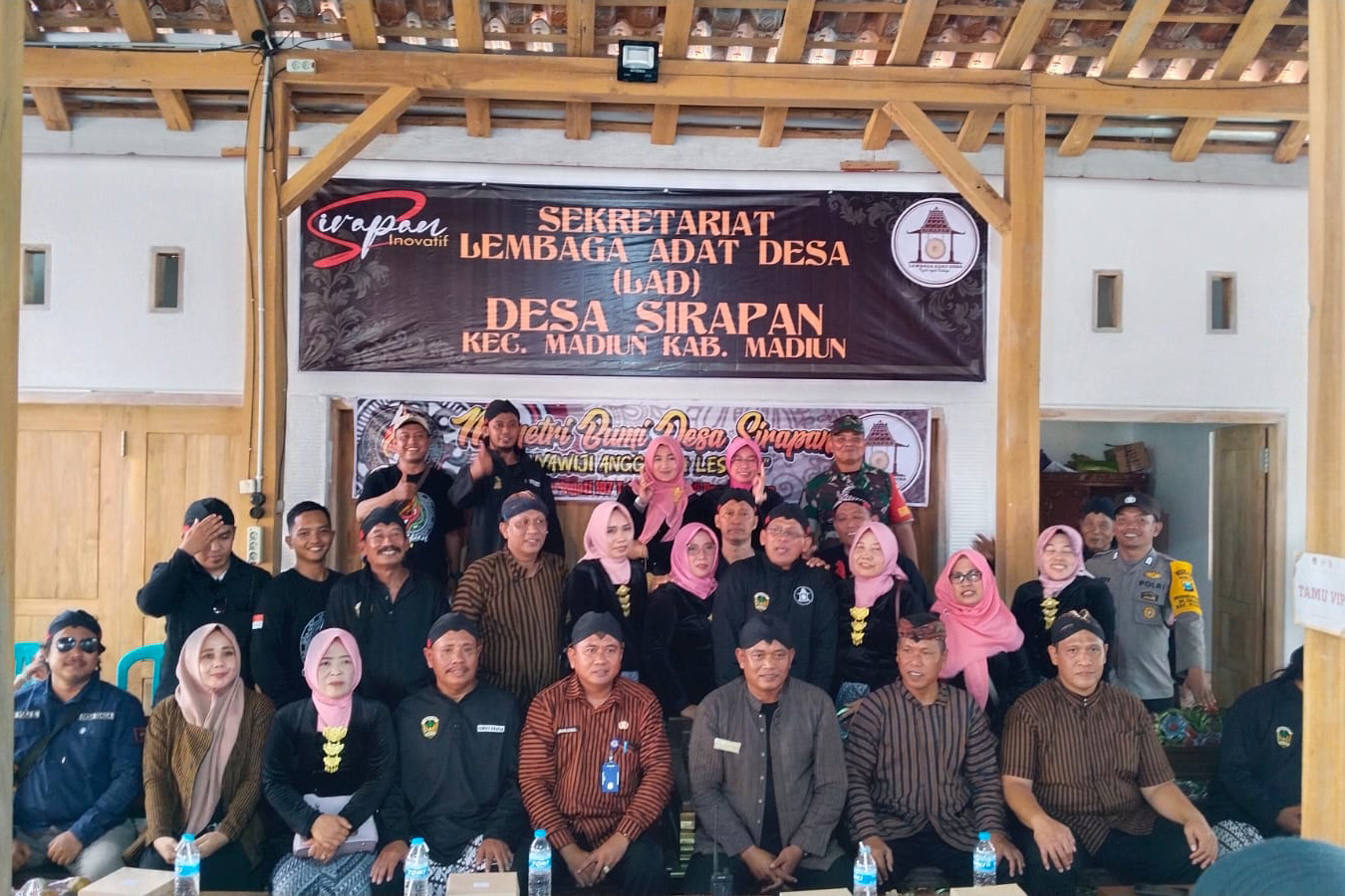 RENCANA: Kades Sirapan Suwito meninjau Joglo Punden Luncar Sari yang menjadi pusat utama desa wisata dan budaya.&nbsp;(ABRIANTO WIBOWO/RADAR MADIUN)