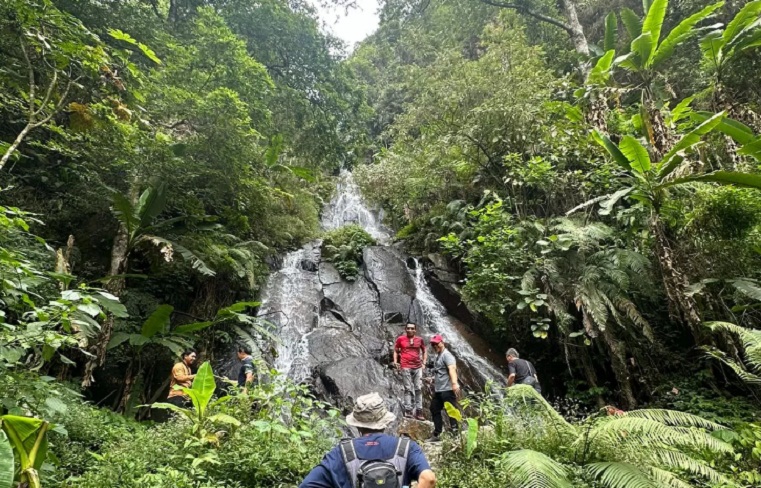 Ilustrasi air terjun tawangmangu.