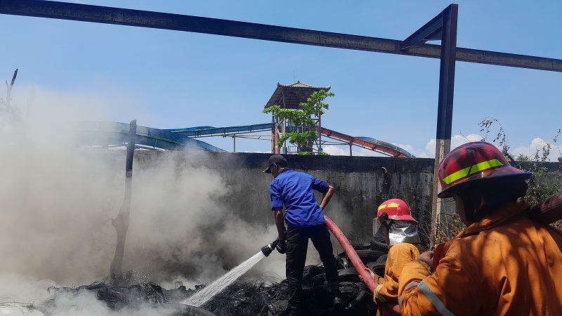 SULIT: Petugas memadamkan api yang membakar tumpukan ban di dekat Waterboom Tirtonirmolo, Tempuran, Paron, Ngawi, Kamis (10/10).