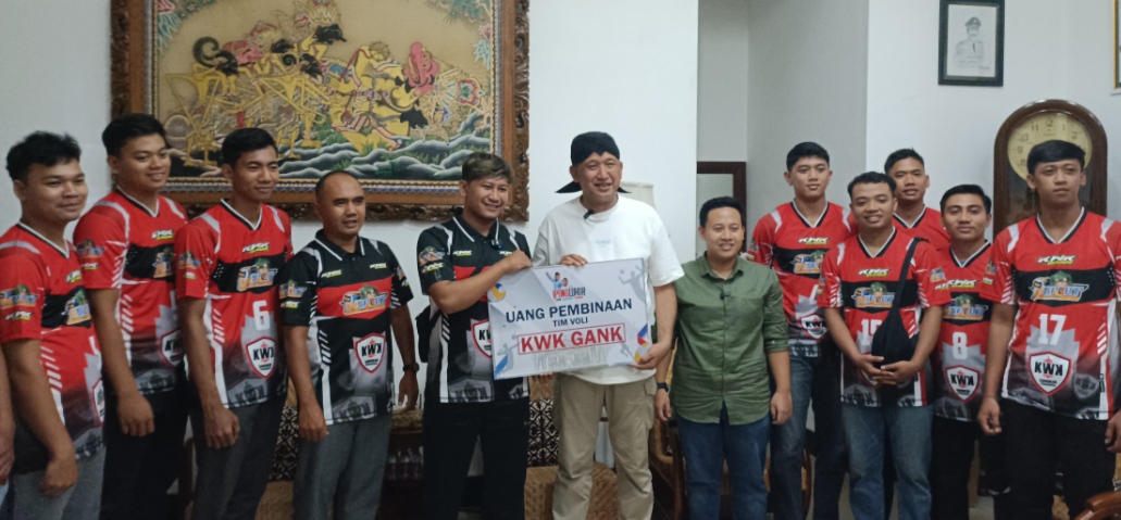 Paslon 01 Ipong Muchlissoni dan Segoro Luhur Kusumo Daru serahkan uang pembinaan ke KWK Gank Ponorogo yang lolos Livoli Divisi I 2024 Sabtu malam (12/10/2024). (SUGENG DWI N./JAWA POS RADAR PONOROGO)