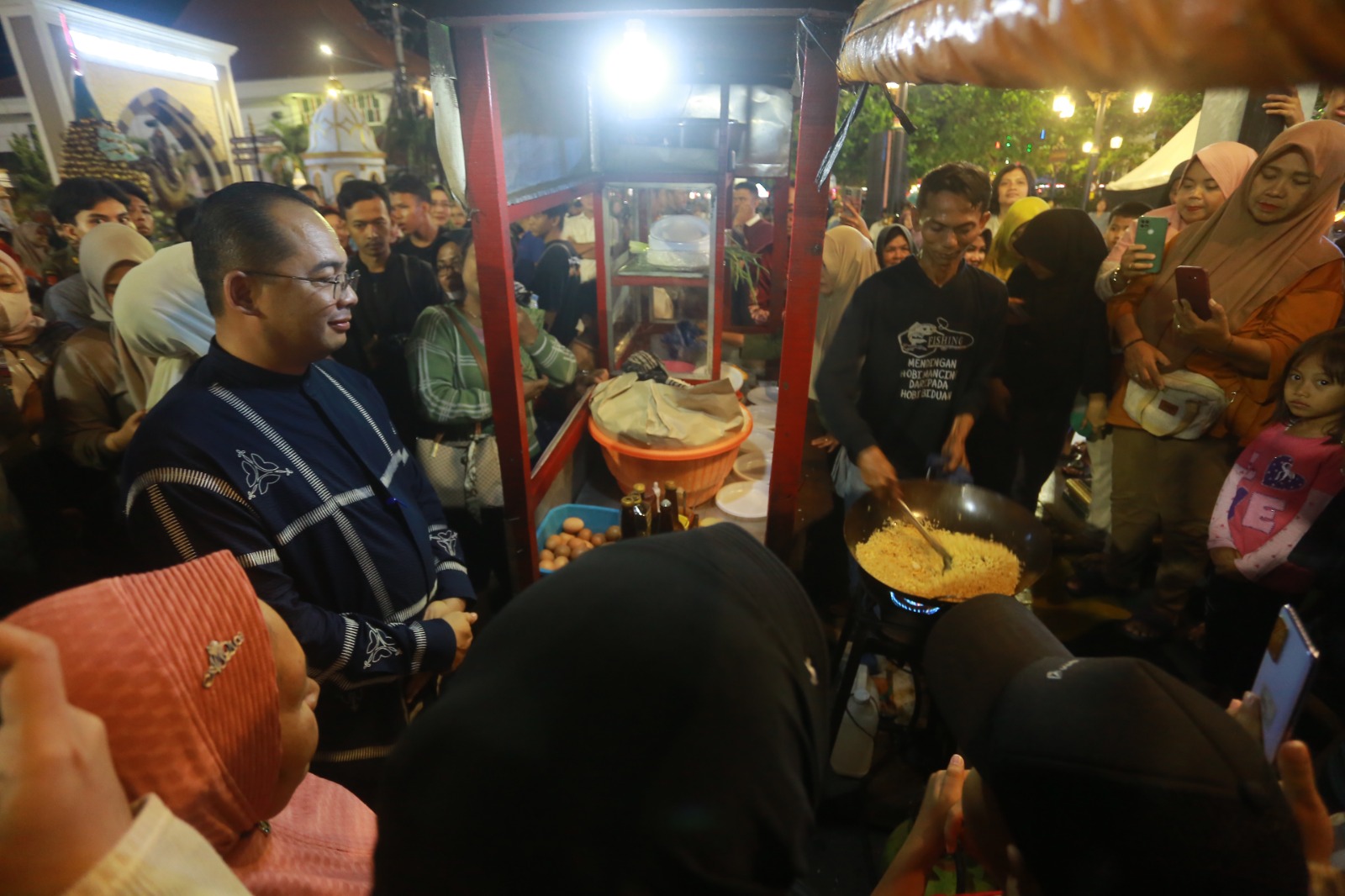 UYEL-UYELAN: Kemeriahan pagelaran seni dan budaya bertajuk PSC Vaganza di kawasan Pahlawan Street Center pada Sabtu (12/10) malam lalu. (BAGAS BIMANTARA/JAWA POS RADAR MADIUN)