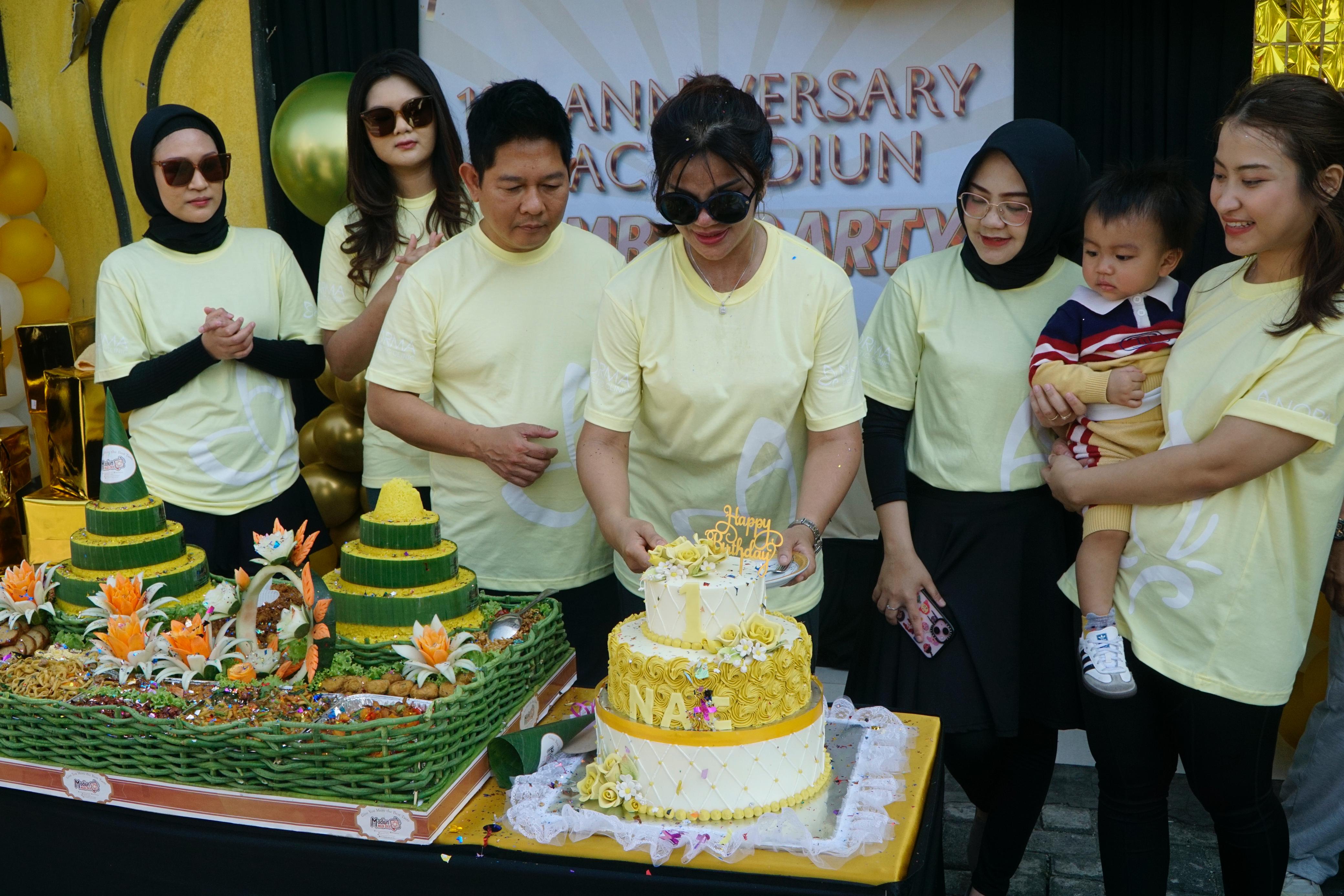 POTONG KUE: Pemilik sekaligus formulator Norma Esthetic Clinic (NAC) dr Norma Elmawati memotong kue 1st Annivesary NAC Madiun, Minggu (13/10). (OKTA NUR/RADAR MADIUN)