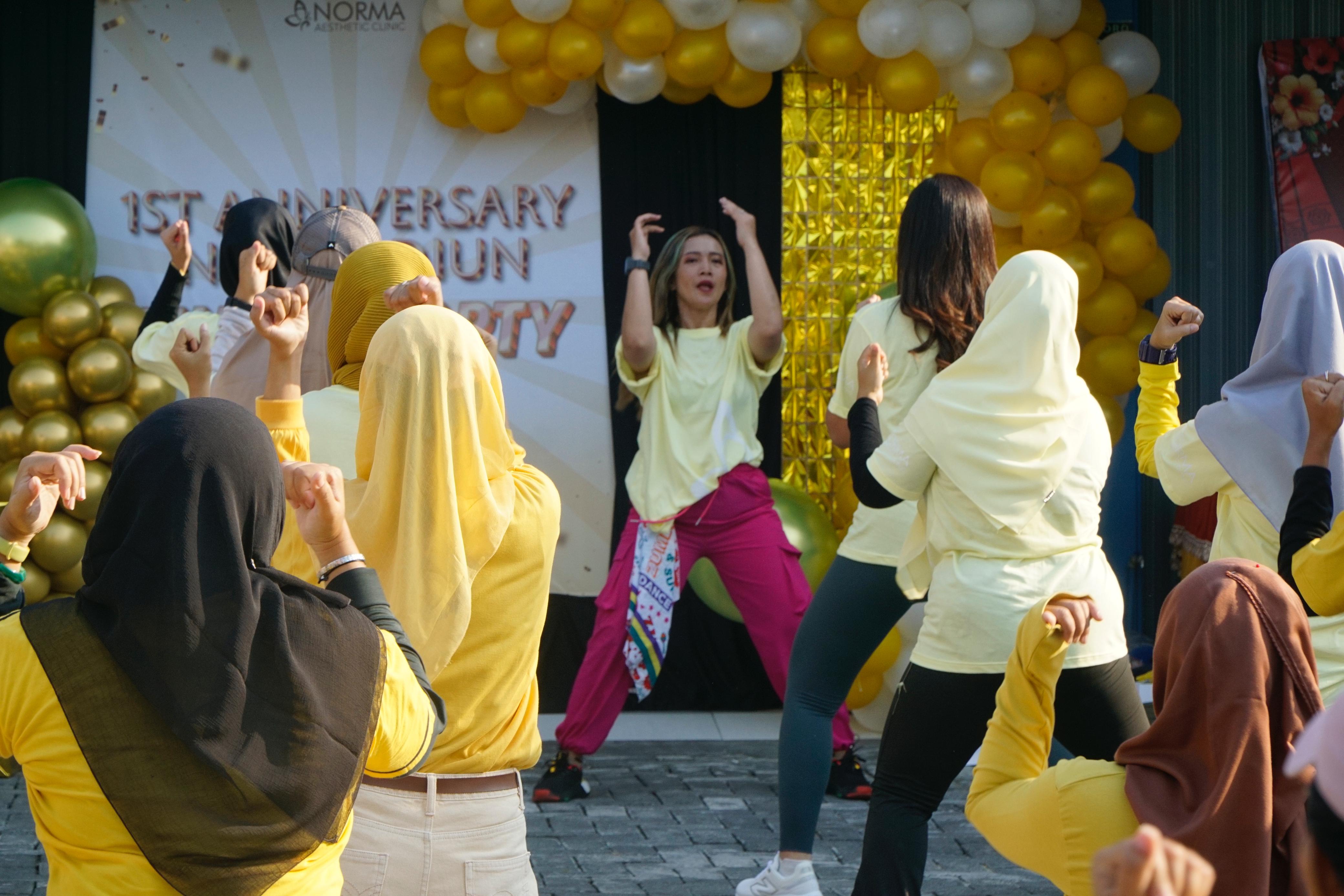 SEHAT BERSAMA: 1st Annivesary Norma Aesthetic Clinic (NAC) Madiun dimeriahkan dengan zumba dan beragam event seru lainnya, Minggu (13/10). (OKTA NUR/RADAR MADIUN)