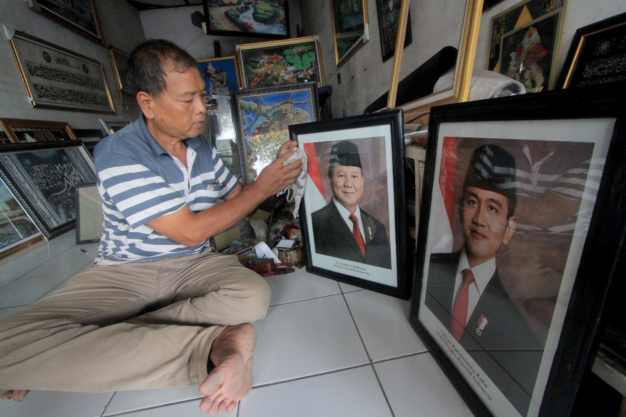 GANTI PRESIDEN : Penjualan foto presiden dan wapres terpilih Prabowo Subianto-Gibran Rakabuming Raka di Magetan masih belum ramai.