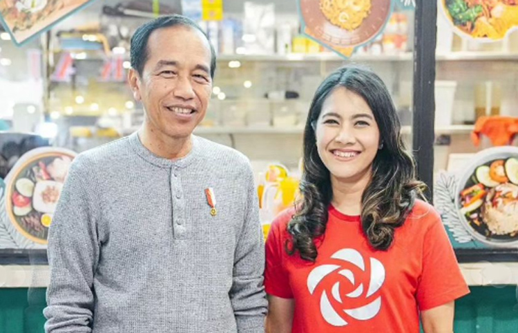 Isyana Bagoes Oka bersama Jokowi dalam sebuah kesempatan.