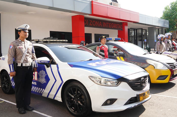 SIAP BERTUGAS: Petugas Polres Ponorogo mengikuti apel gelar pasukan jelang operasi Zebra Semeru 2024.