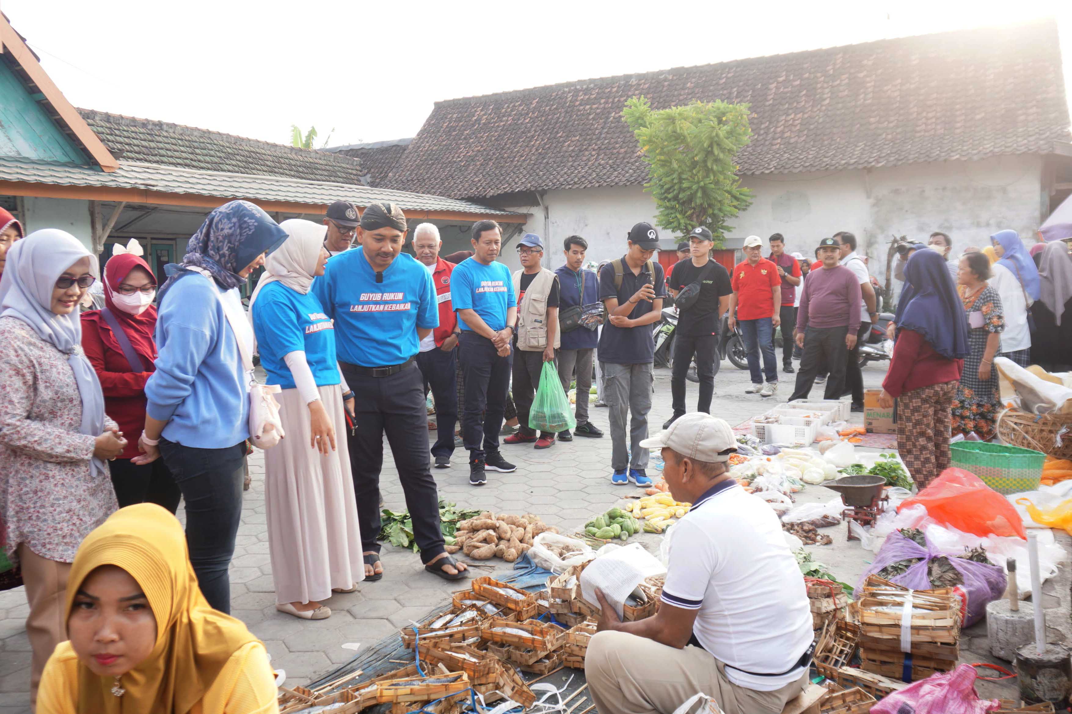 ATENSI: Rombongan pasangan calon (paslon) Pilkada Ngawi Ony Anwar Harsono dan Dwi Rianto Jatmiko mengecek kondisi Pasar Keras Wetan, Geneng, Selasa (15/10).