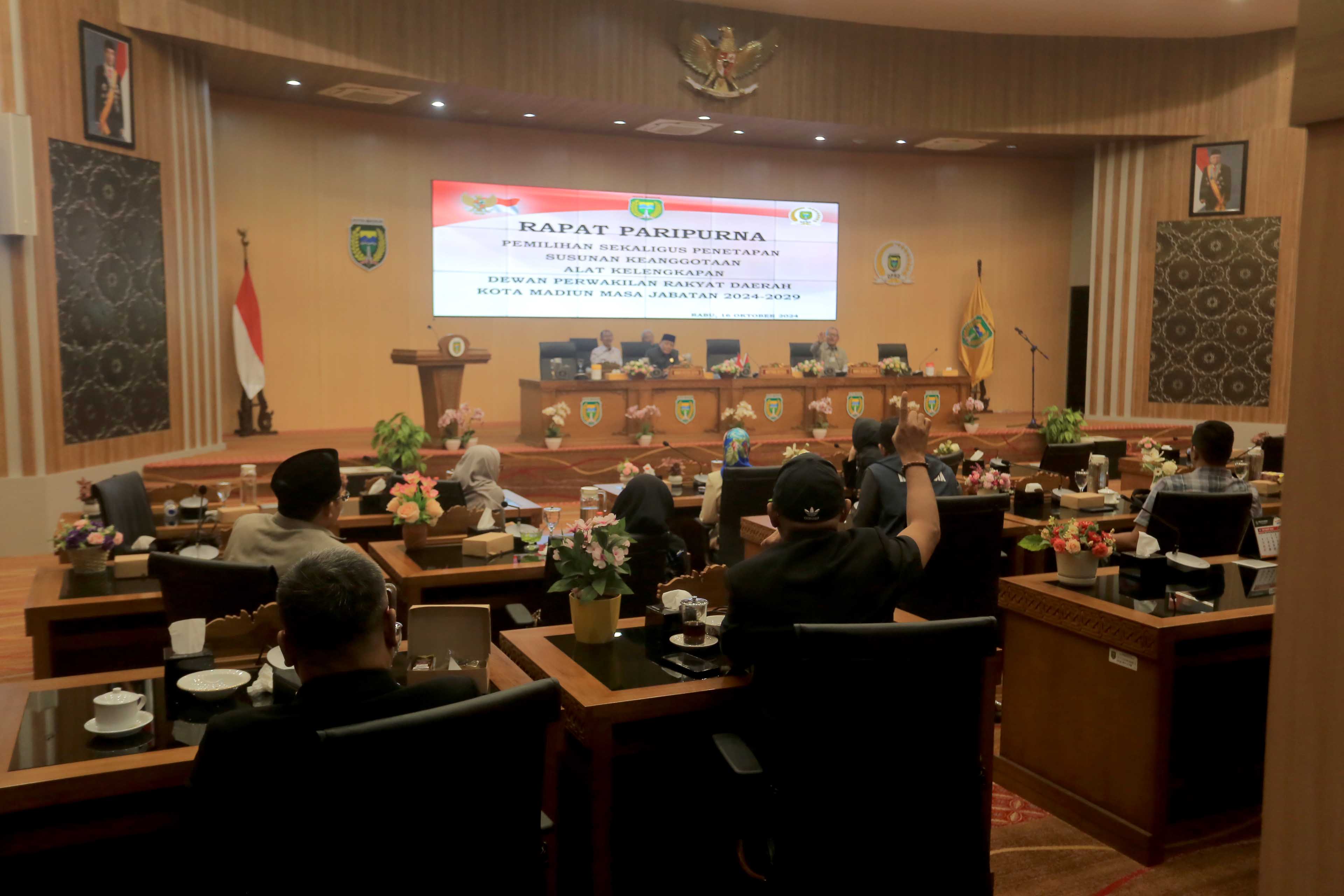 PANAS: Suasana rapat internal pemilihan pimpinan alat kelengkapan dewan (AKD) oleh seluruh anggota DPRD Kota Madiun pada Rabu (16/10) malam.&nbsp;(BAGAS BIMANTARA/RADAR MADIUN)