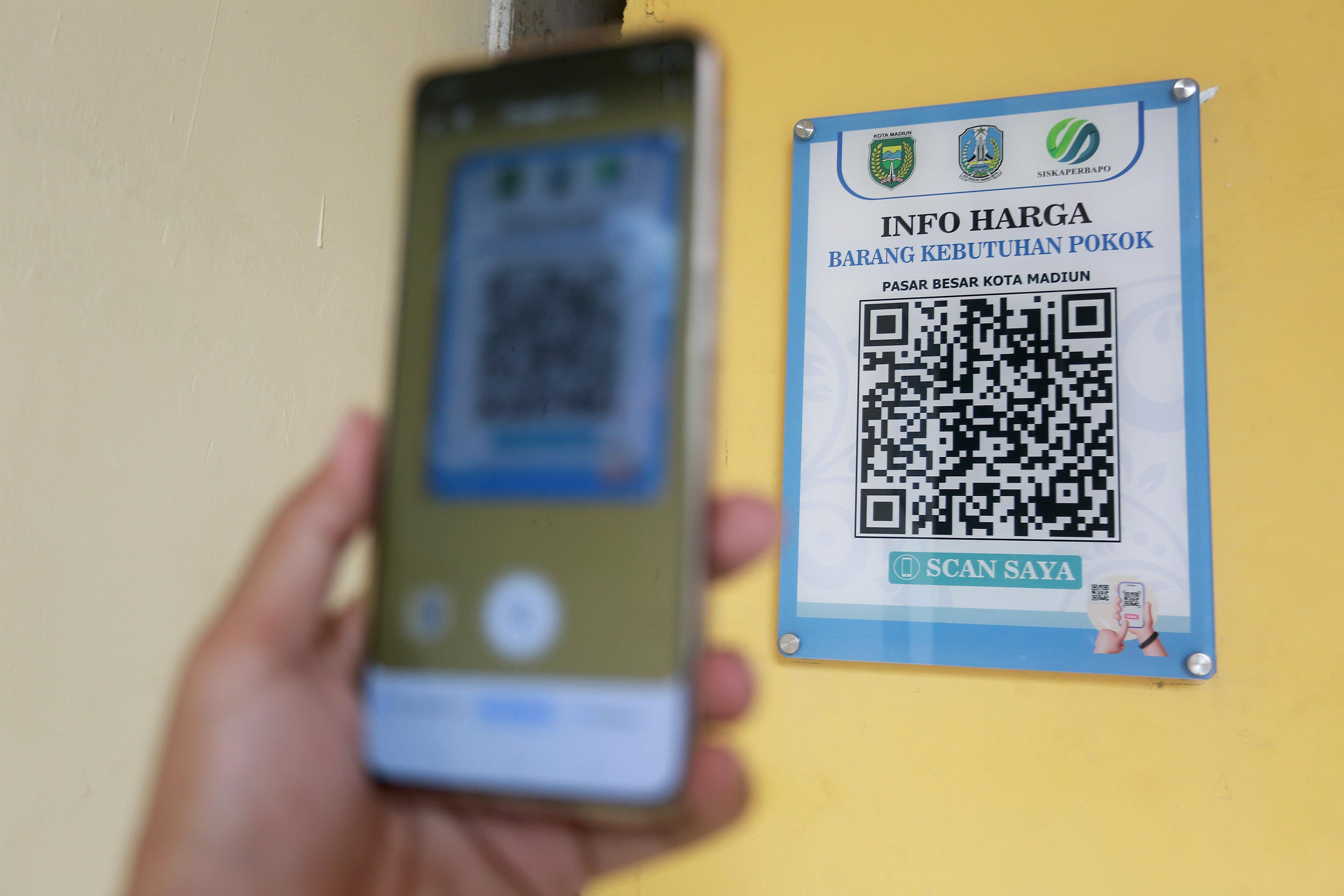 KODE BATANG: Panampakan barcode harga sejumlah bapok yang terpasang di Pasar Besar Madiun (PBM).&nbsp;(BAGAS BIMANTARA/RADAR MADIUN)