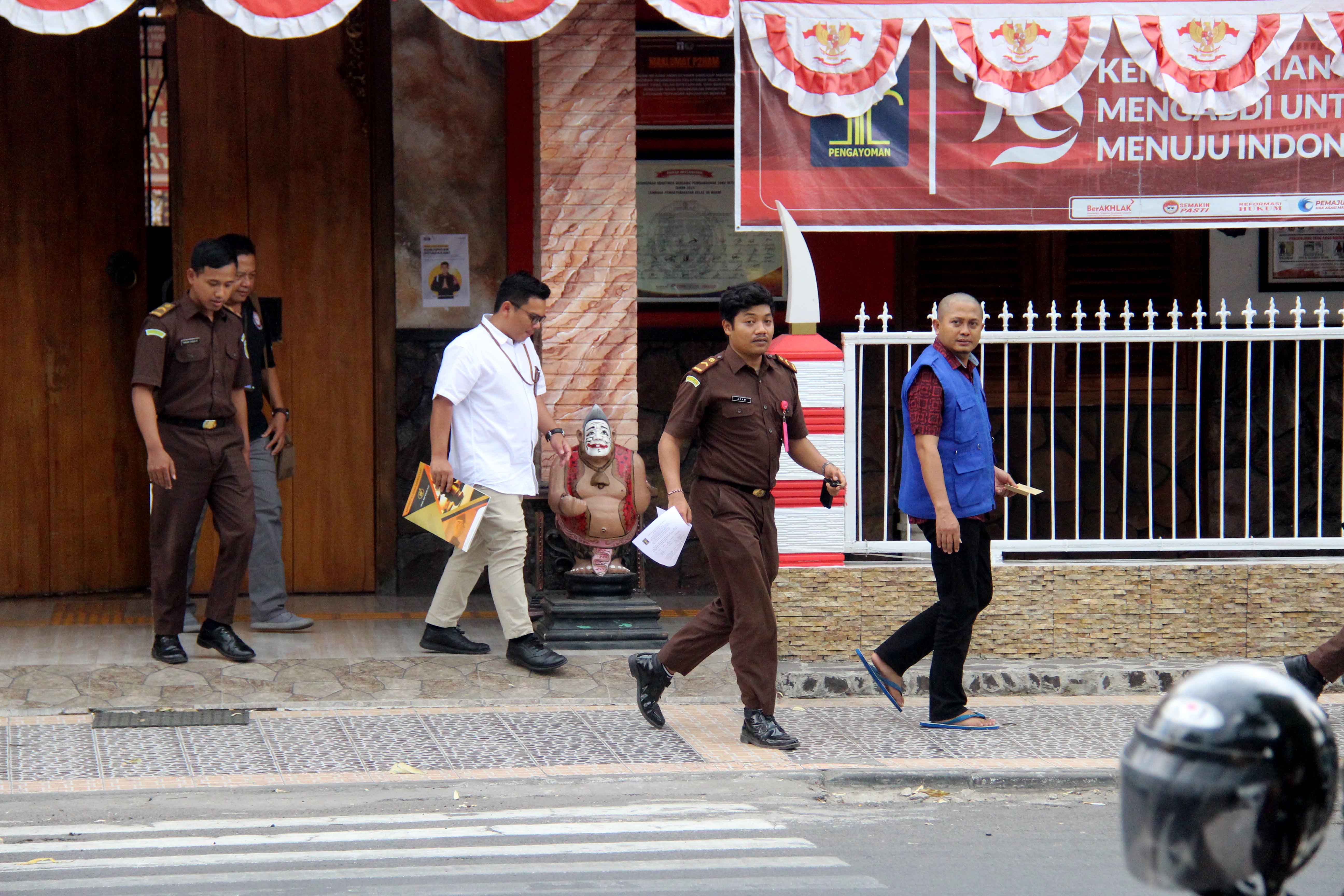 MASIH DITAHAN&nbsp;: Tersangka kasus dugaan korupsi dana hibah Yayan bersama kuasa hukum dan sejumlah petugas Kejari Ngawi saat keluar dari Lapas 2 B Ngawi, Rabu (4/9) lalu.