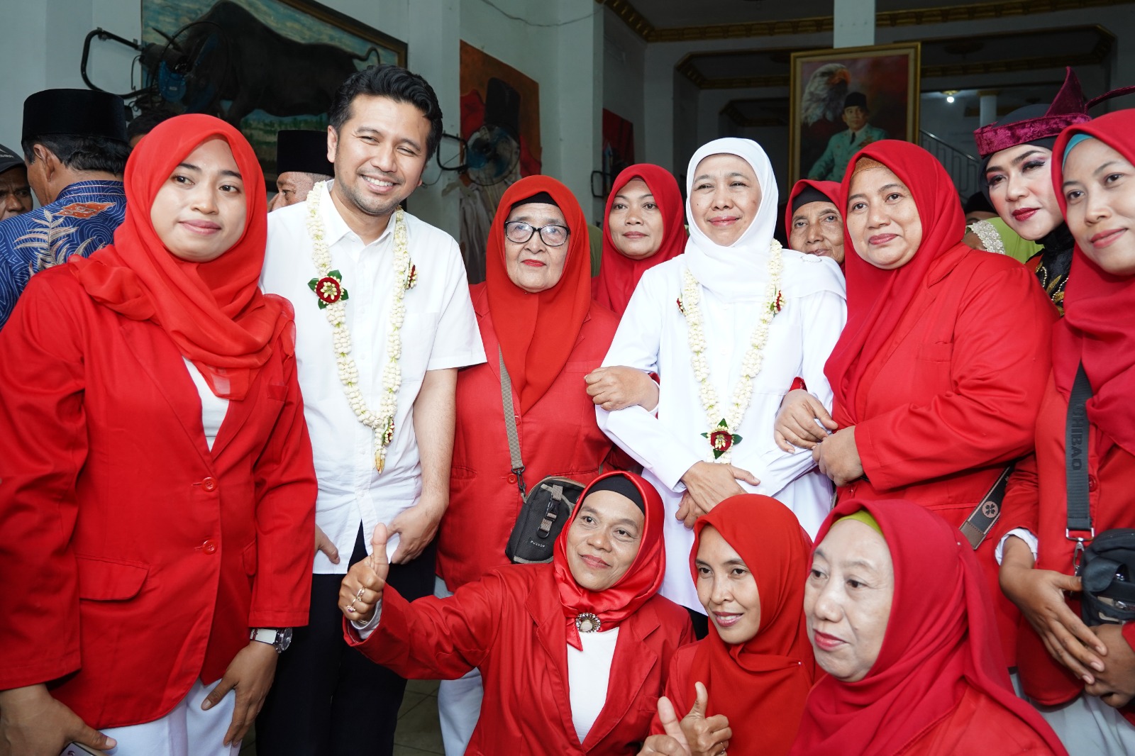 DUKUNGAN: Pasangan cagub-cawagub Jatim Khofifah-Emil Dardak bersama dengan para pemilih PDIP.
