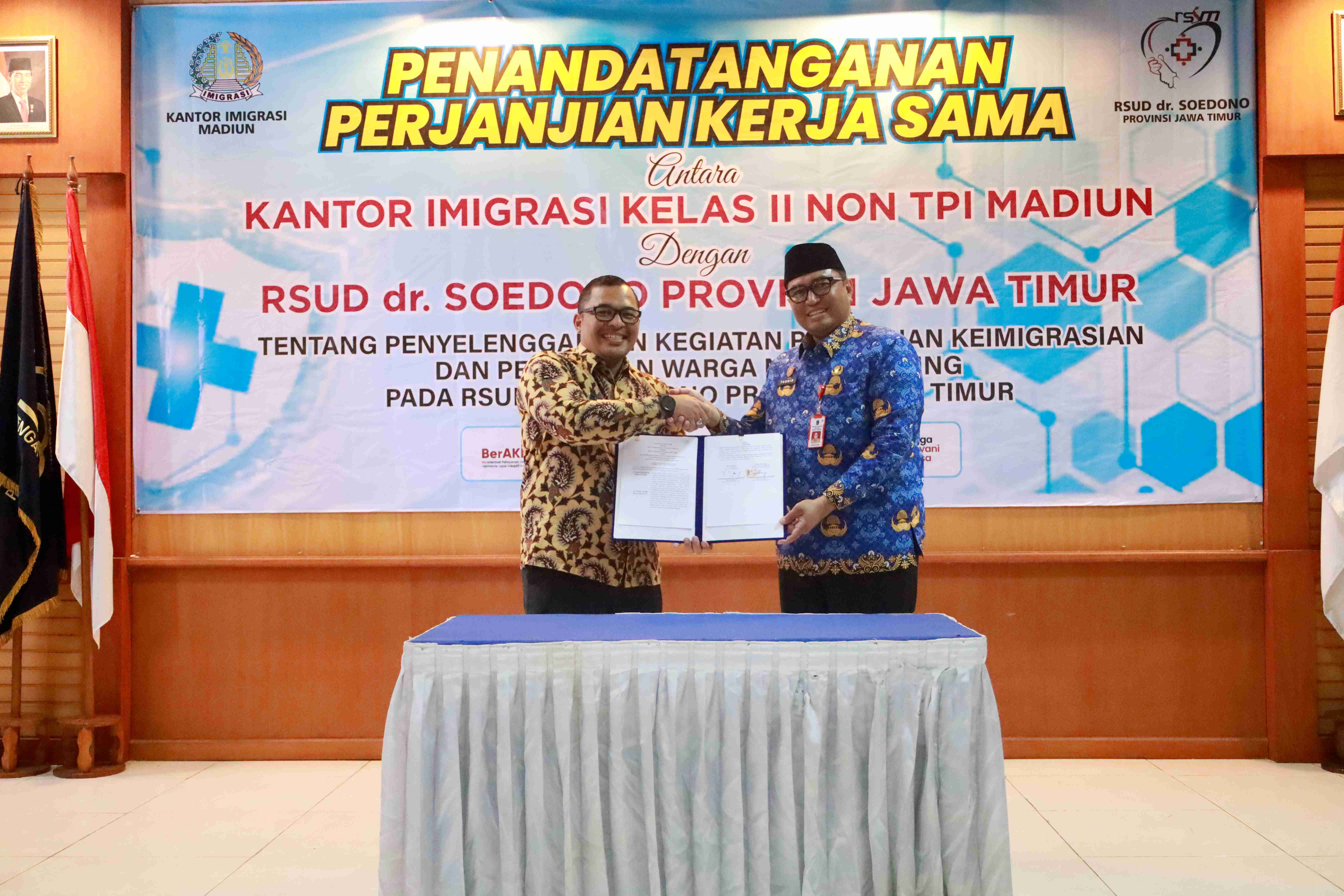 TEKEN KESEPAKATAN:&nbsp;Kepala Kantor Imigrasi Kelas II Non TPI Madiun Gilang Danurdara usai meneken kerja sama dengan Plt Direktur RSUD dr Soedono Tauhid Islamy. (KANIM MADIUN)