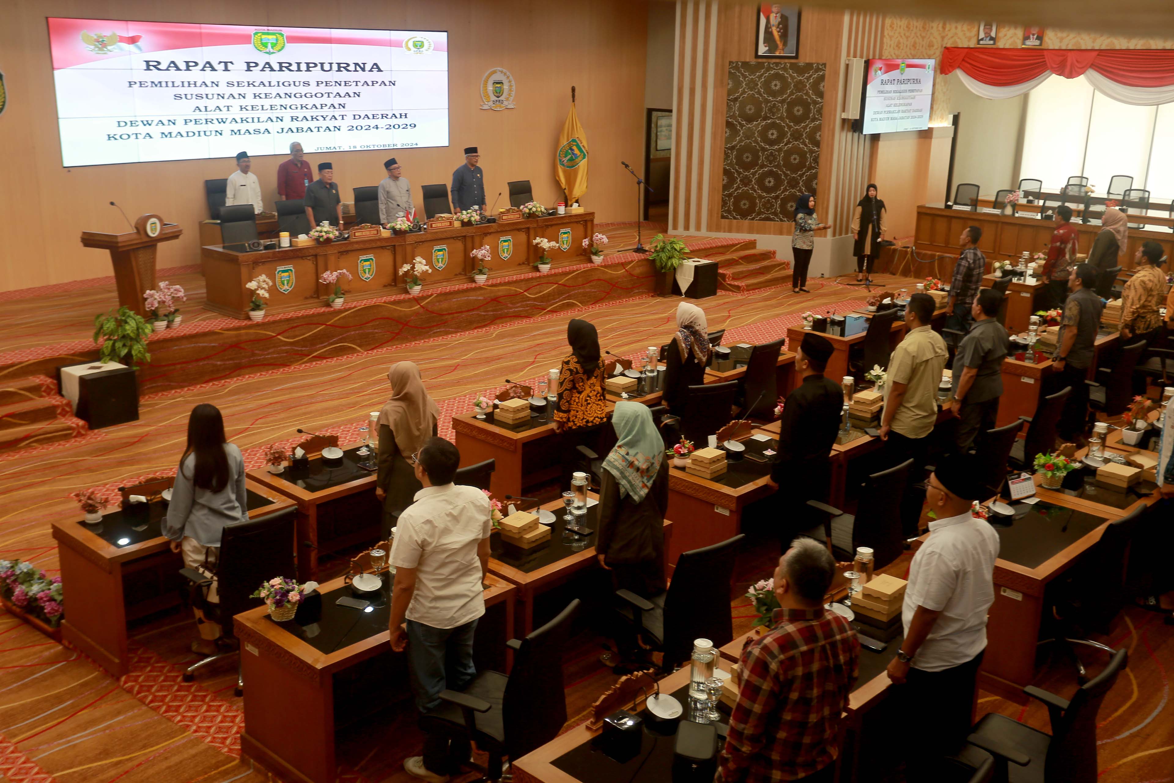 PANAS DINGIN: Suasana rapat pembentukan alat kelengkapan dewan (AKD) di Gedung Paripurna DPRD Kota Madiun kemarin (18/10).&nbsp;(BAGAS BIMANTARA/RADAR MADIUN)&nbsp;