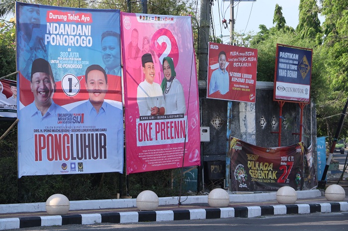 KAMPANYE: KPU memasang gambar kedua paslon di persimpangan jalan dan titik strategis di Ponorogo.