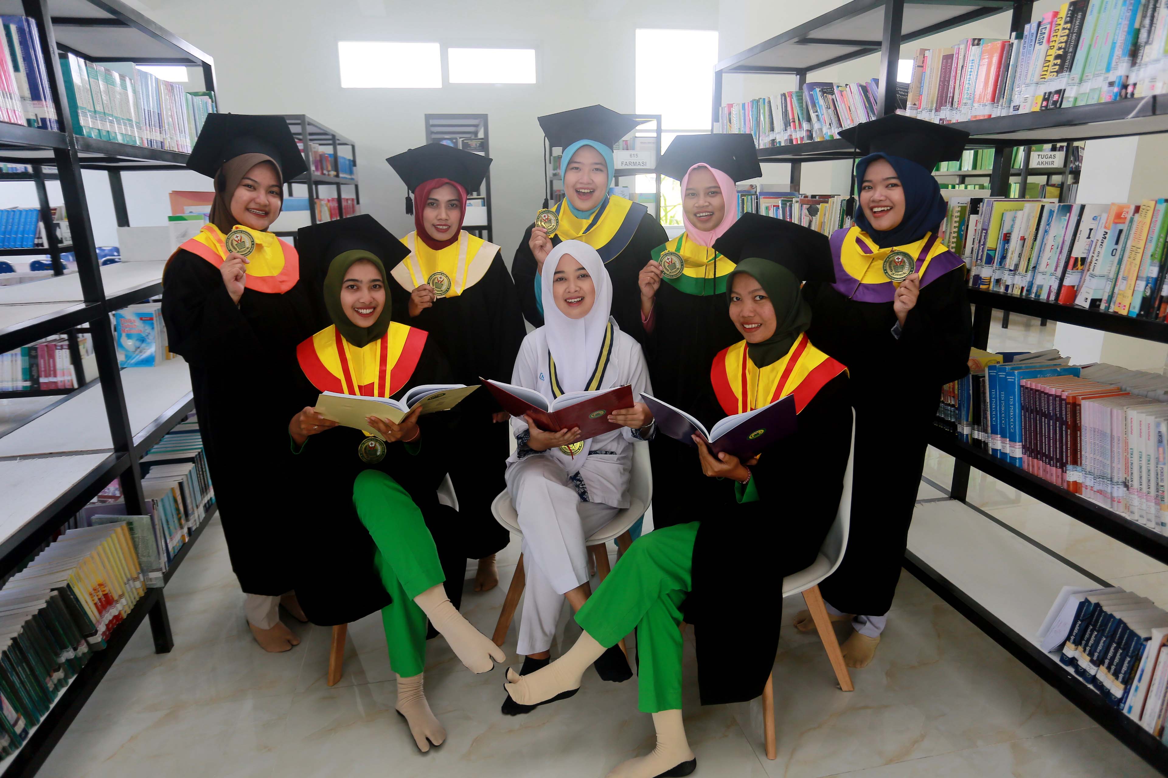 GENERASI EMAS: Inilah tujuh mahasiswa Stikes Bhakti Husada Mulia (BHM) peraih IPK tertinggi masing-masing prodi.&nbsp;(BAGAS BIMANTARA/RADAR MADIUN)