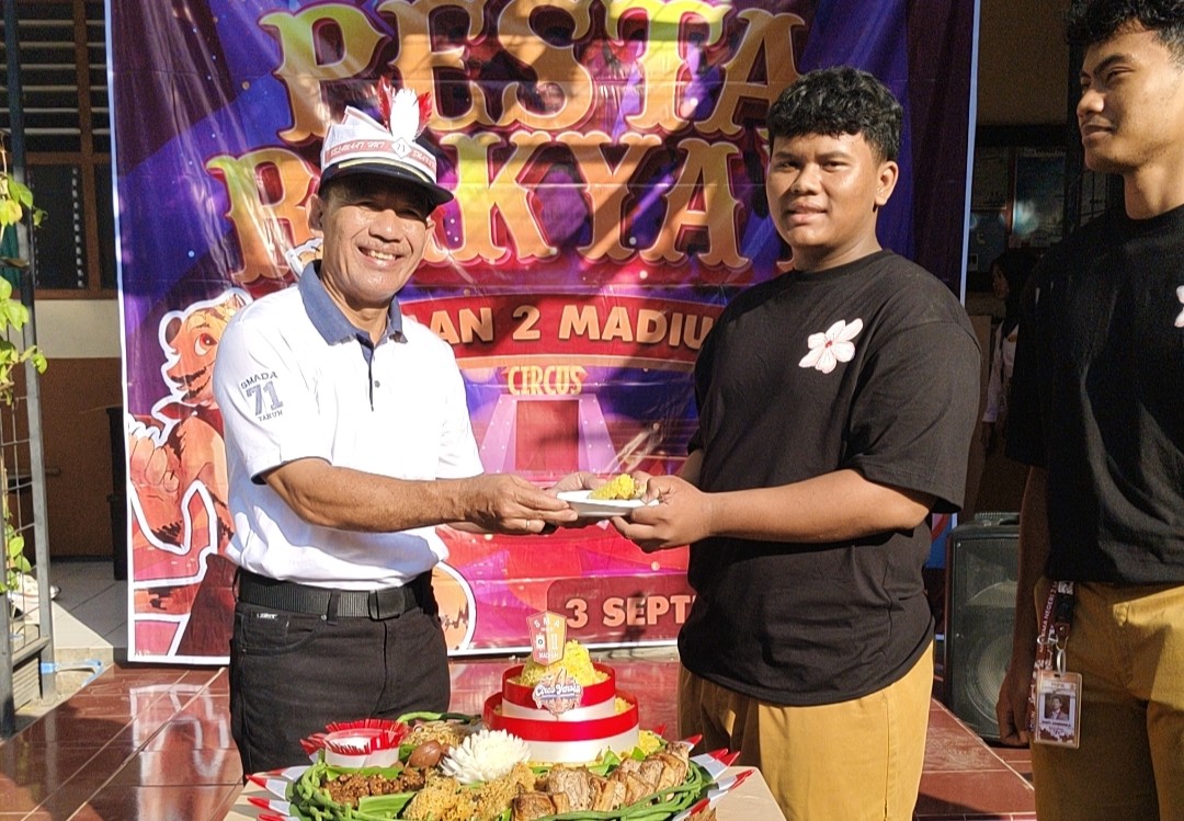 SPESIAL: Kepala SMAN 2 Madiun Pramudjo Budiarto memotong tumpeng tanda dimulainya HUT ke-71 sekolah.&nbsp;(ABRIANTO WIBOWO/RADAR MADIUN)