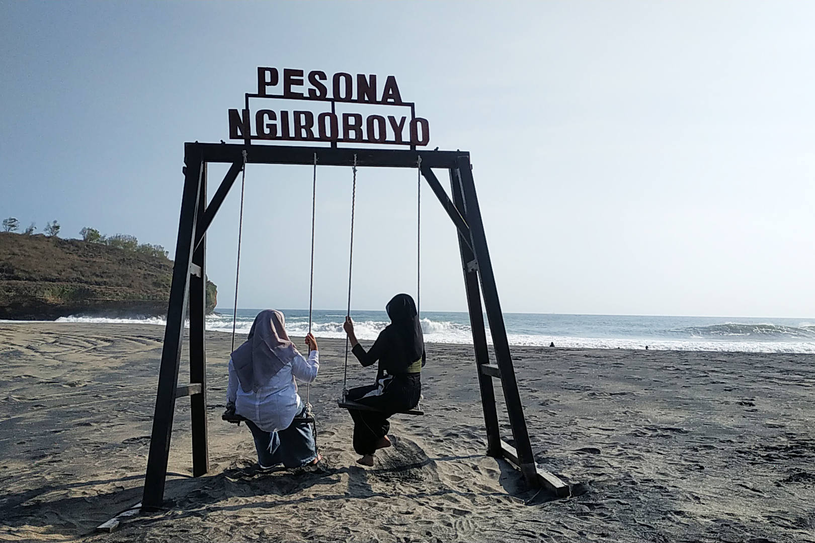 DUA DESTINASI: Sejumlah wisatawan sedang menikmati keindahan Pantai Ngiroboyo yang tak lain juga muara Sungai Maron di Desa Sendang, Kecamatan Donorojo, Kabupaten Pacitan. (NUR CAHYONO/RADAR MADIUN)