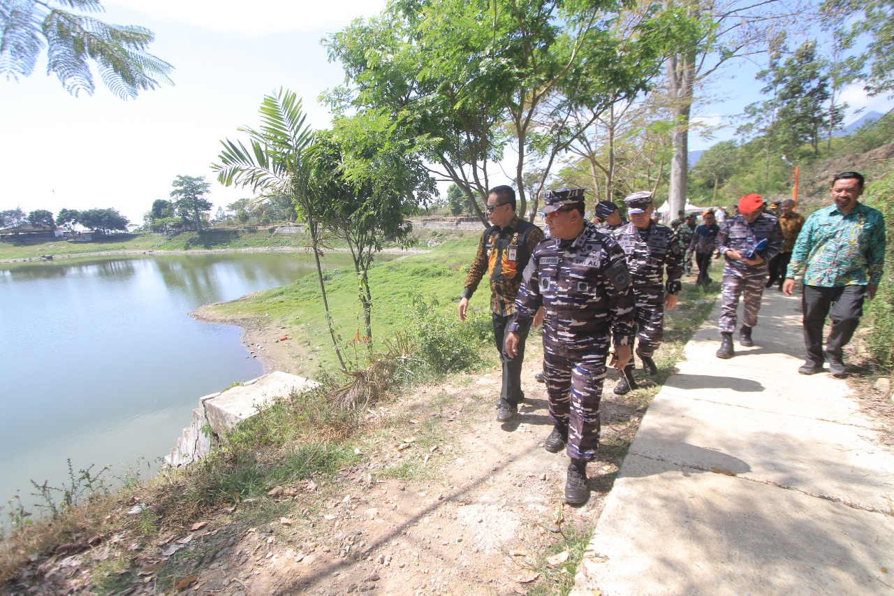 BERI DUKUNGAN: Panglima Koarmada I Laksamana Muda TNI Yoos Suryono Hadi bersama Pj Bupati Magetan Nizhamul, di Telaga Wahyu, Jumat (18/10).