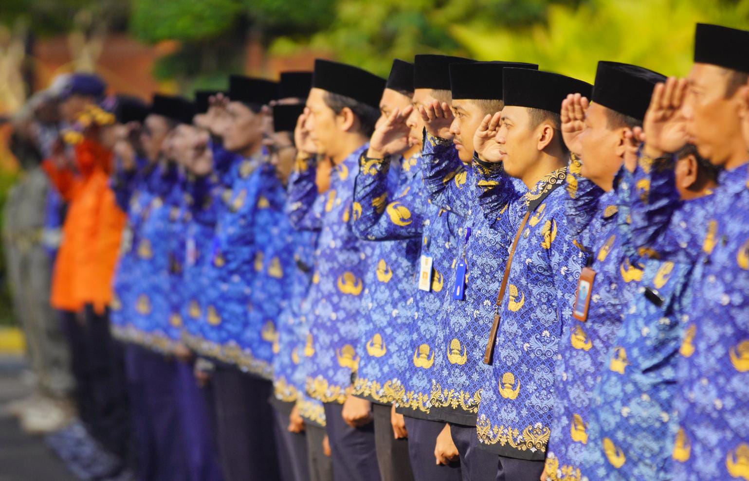 ABDI NEGARA: ASN Pemkot Madiun mulai menerapkan kebijakan kerja di mana saja alias work from anywhere. (BAGAS BIMANTARA/RADAR MADIUN)