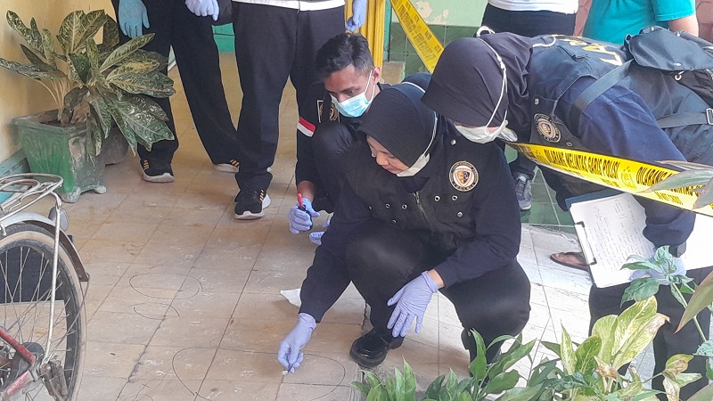 MISTERI : TimLabfor Polda Jatim dan Polres Ngawi melaksanakan olah TKP lanjutan kasus dugaan pembunuhan Darwati, di Desa Beran, Rabu (16/10).