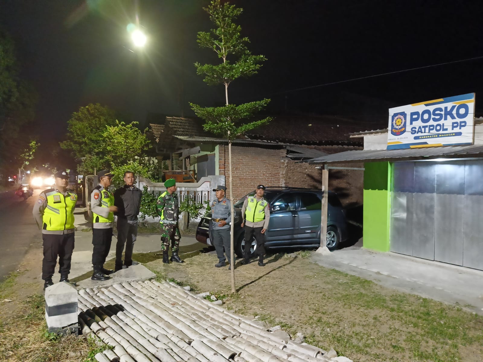 BERJAGA: Petugas Satpol PP dan Damkar Magetan berjaga di posko Jalan Agung, Maospati, menyusul adanya laporan praktik prostitusi terselubung di wilayah setempat. (SATPOL PP DAN DAMKAR MAGETAN)