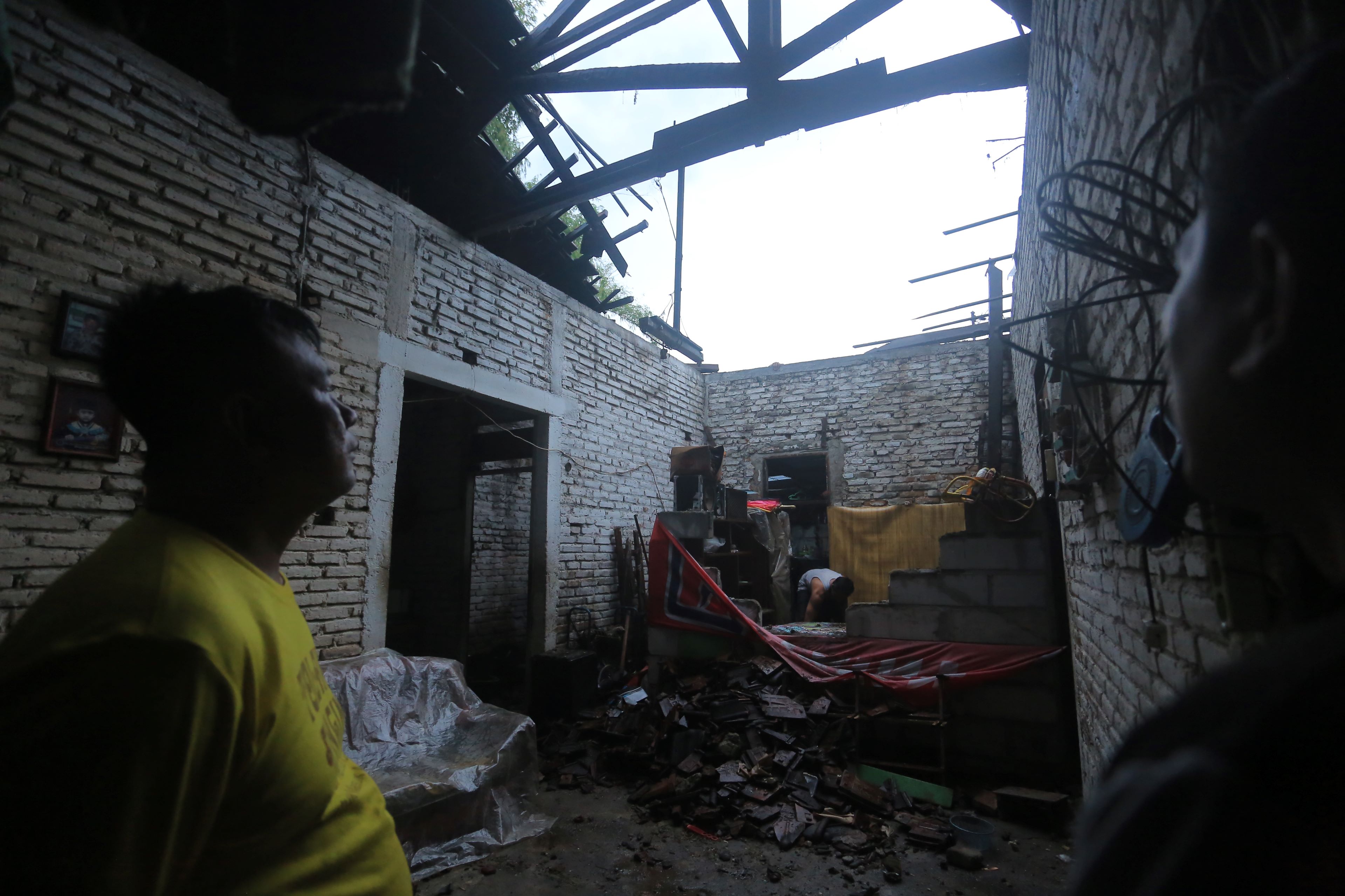 PORAK PORANDA: Kondisi rumah yang ditinggali Sri Lestantun usai roboh saat hujan deras kemarin (20/10) sore.&nbsp;(BAGAS BIMANTARA/RADAR MADIUN)