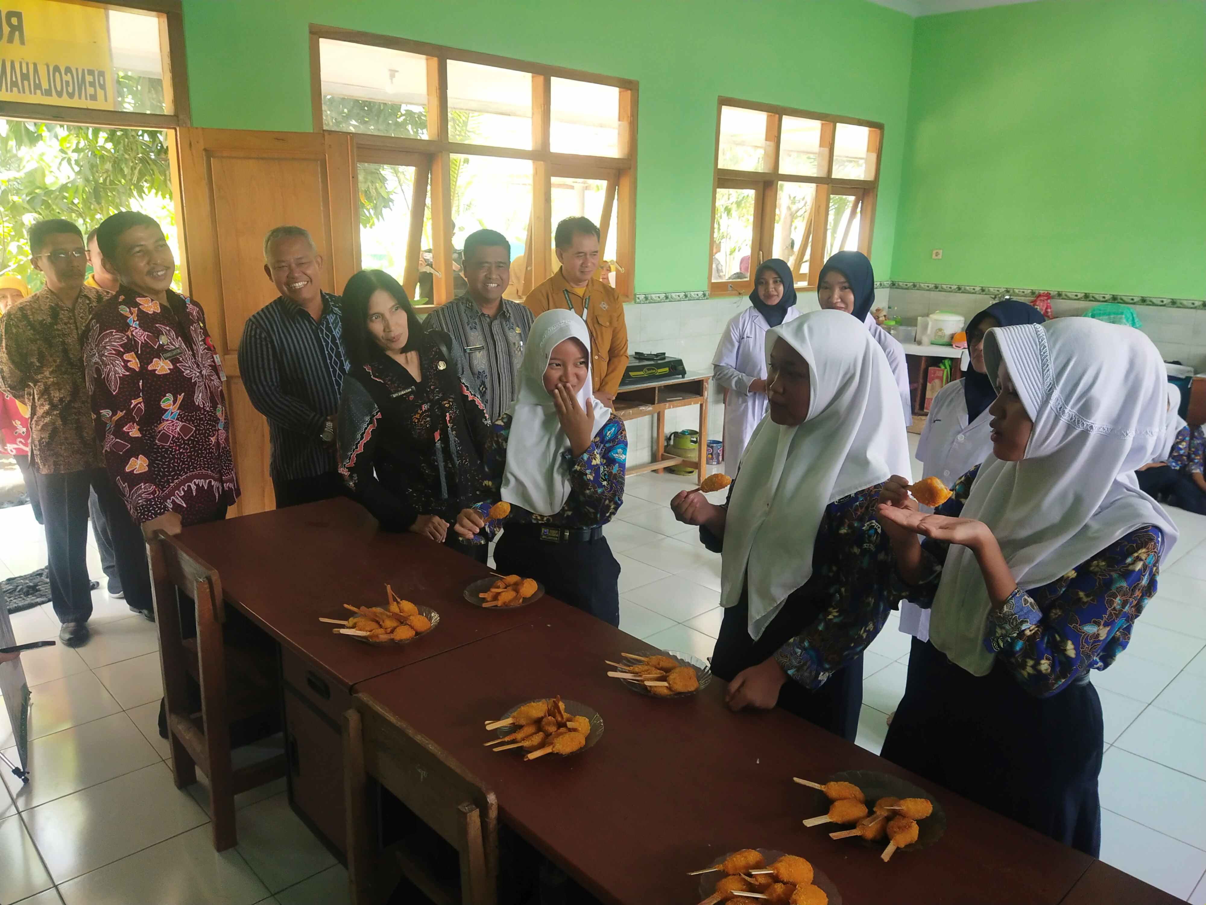 SKILL: Kepala Dikbud Kabupaten Madiun Siti Zubaidah meninjau program pendidikan keterampilan SMPN 4 Mejayan.&nbsp;(TITIS OSI/RADAR MADIUN)