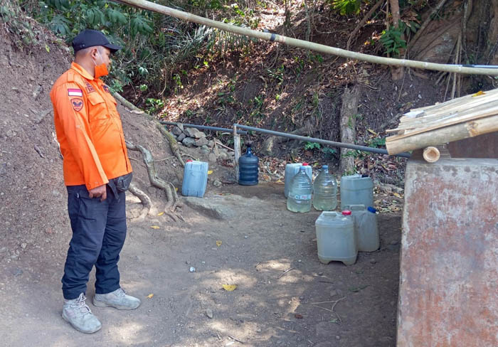 KEKERINGAN: Petugas BPBD Ponorogo melakukan survei sumber air di sumur warga Desa Tumpuk, Sawoo.