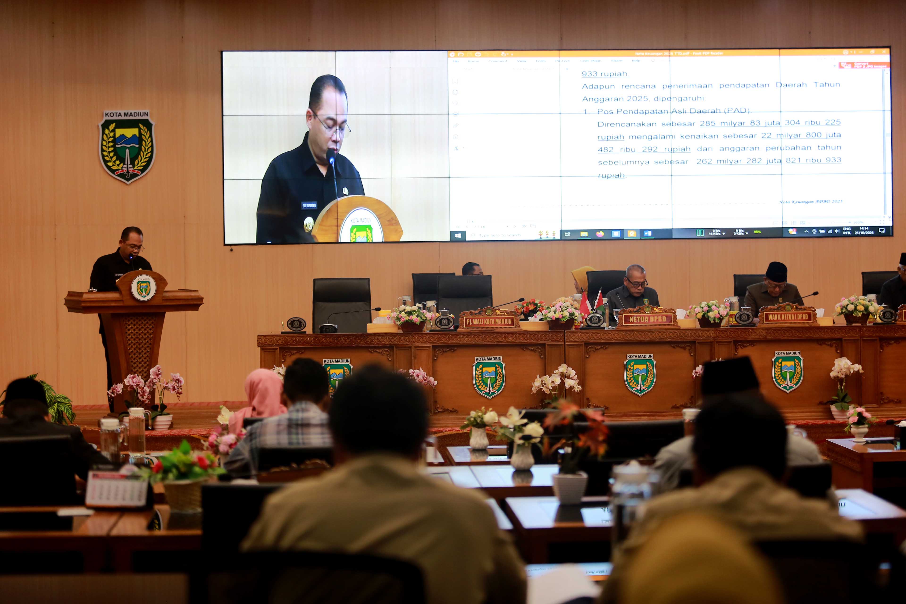 PARIPURNA: DPRD Kota Madiun menggelar rapat paripurna dengan agenda mendengarkan penyampaian nota keuangan R-APBD 2025 oleh Pj Wali Kota Eddy Supriyanto kemarin (21/10).&nbsp;(BAGAS BIMANTARA/RADAR MADIUN)
