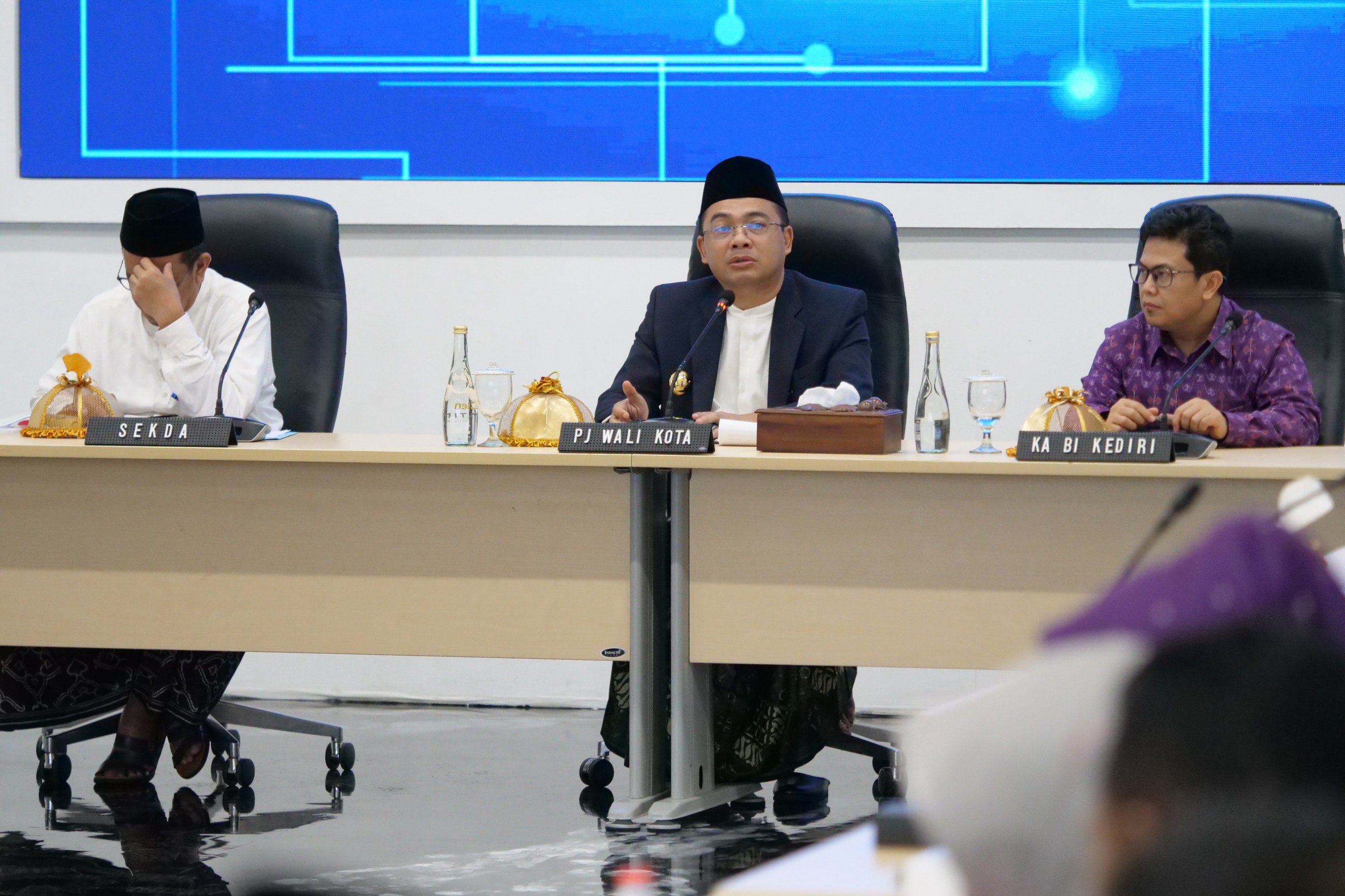 RAPAT: Pj Wali Kota Madiun Eddy Supriyanto saat memimpin high level meeting TPID perihal mengatasi dampak deflasi di kantor diskominfo kemarin (22/10). (DISKOMINFO KOTA MADIUN)