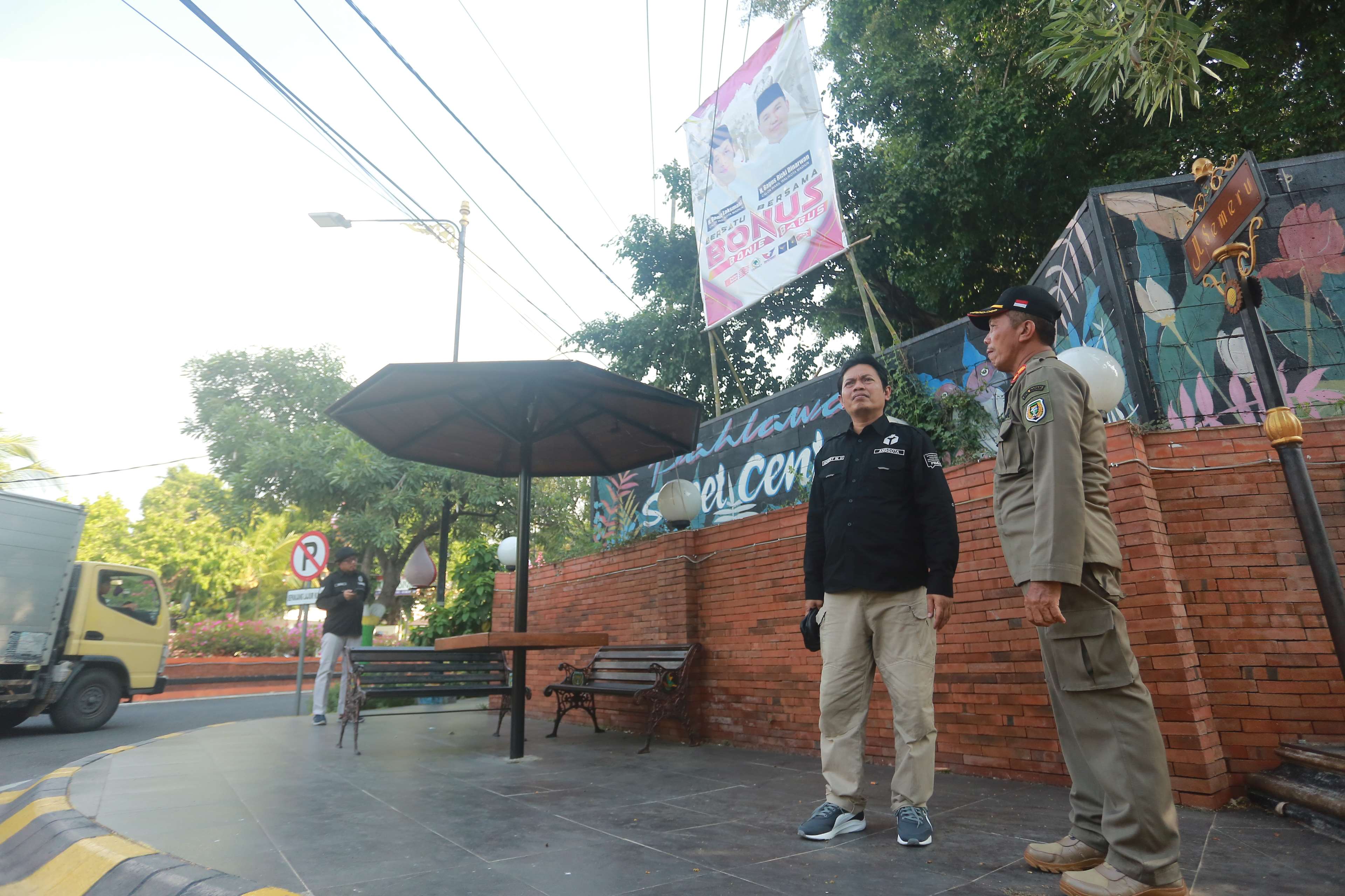 DI LAHAN PRIBADI: Bawaslu Kota Madiun cek lokasi pemasangan APK di Jalan Pahlawan-Jalan Semeru pada Sabtu (19/10) lalu.&nbsp;(BAGAS BIMANTARA/RADAR MADIUN)