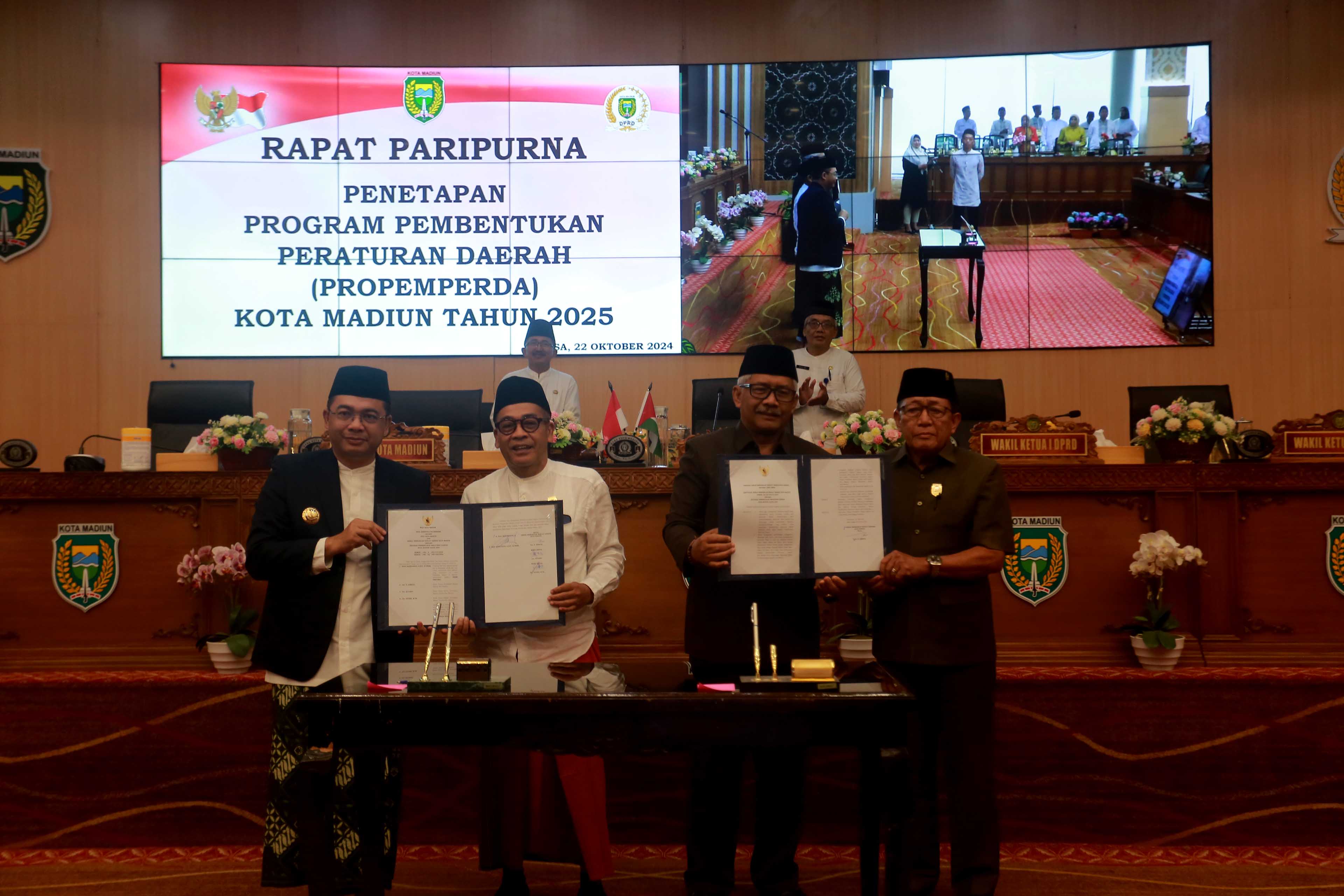 SEPAKAT: DPRD dan Pemkot Madiun menyepakati propemperda 2025 dalam rapat paripurna di Gedung Paripurna DPRD Kota Madiun, kemarin (22/10).&nbsp;(BAGAS BIMANTARA/RADAR MADIUN)