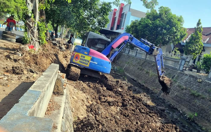 Ilustrasi Foto : Petugas BPBD dan BBWS Bengawan Solo menerjunkan alat berat mengeruk sedimentasi di Sungai Jenes beberapa waktu lalu untuk meminimalisir banjir saat musim hujan.