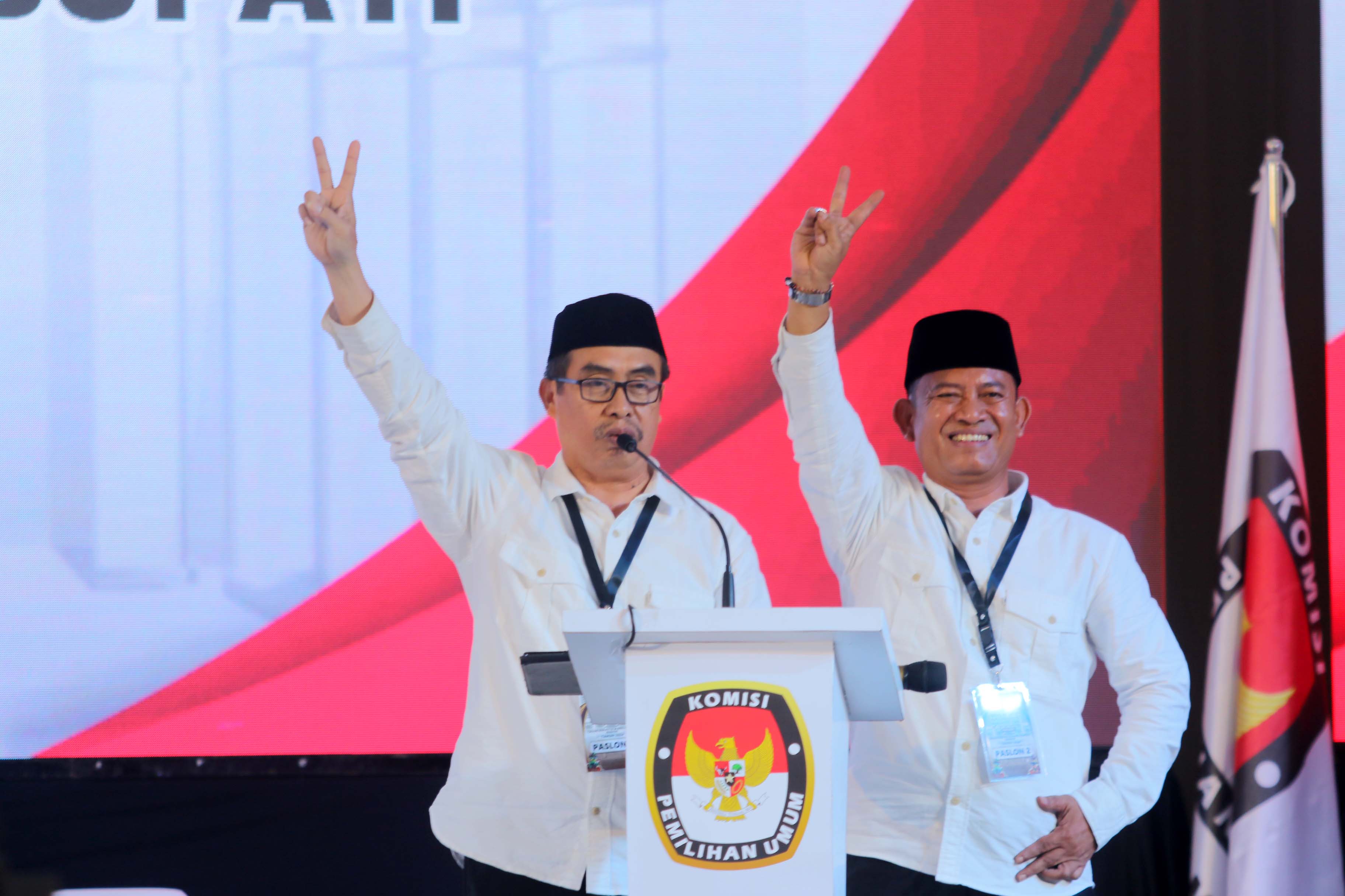 HARMONIS: Hari Wuryanto dan Purnomo Hadi saat debat publik perdana yang digelar Selasa (22/10) lalu.&nbsp;(R. BAGUS RAHADI/RADAR MADIUN)
