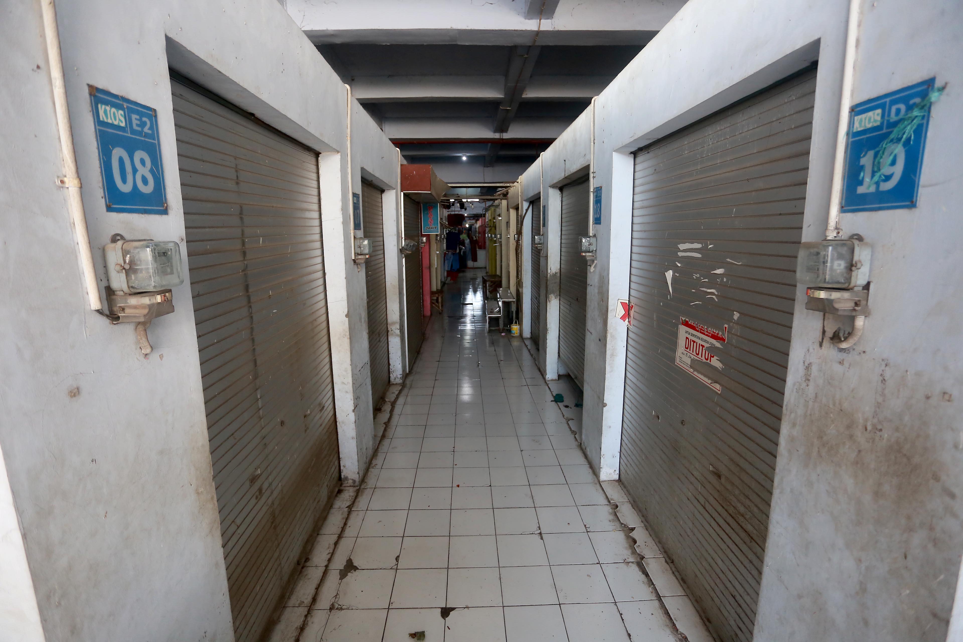 Suasana lorong lantai dua Pasar Besar Madiun (PBM) tampak sepi. Deretan kios tutup tak disewa. (BAGAS BIMANTARA/RADAR MADIUN)  