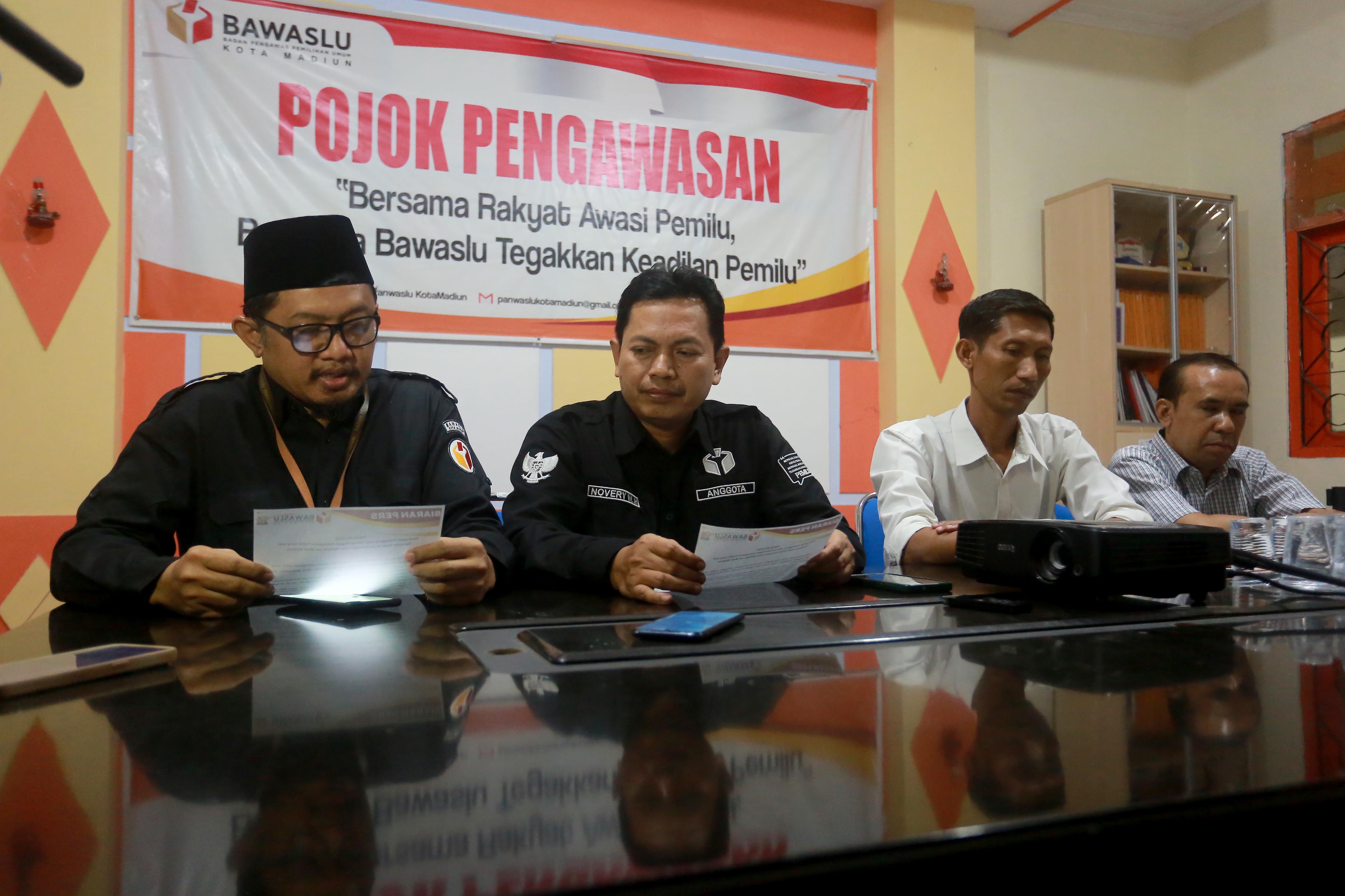 RILIS: Bawaslu Kota Madiun memberikan keterangan terkait penghentian kasus penyelidikan kasus penyebaran uang, Selasa (22/10) malam.&nbsp;(BAGAS BIMANTARA/RADAR MADIUN)