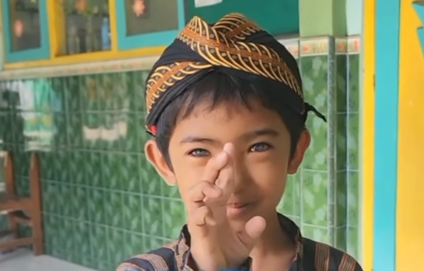 VIRAL: Anak bermata biru mirip karakter Gojo Satoru dari Jujutsu Kaisen, viral di Instagram. (@infoponorogo)