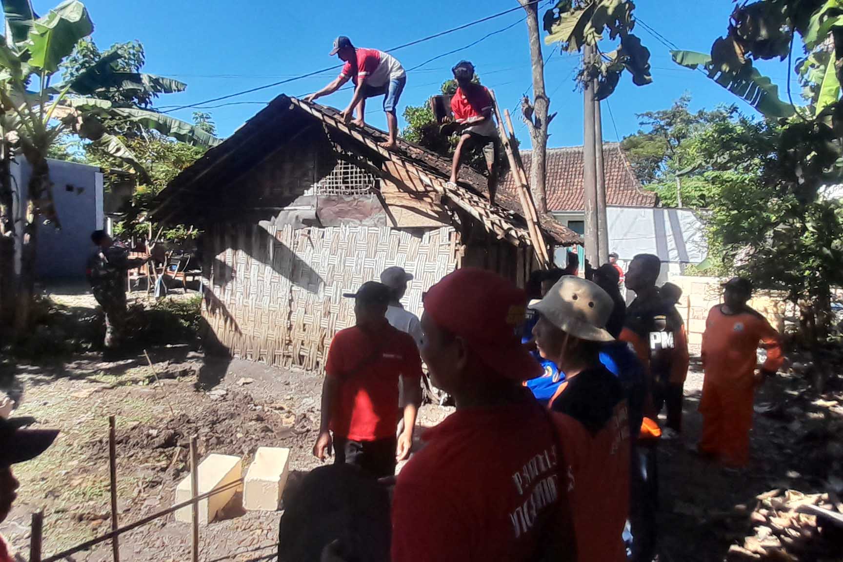 TANTANGAN: Perbaikan salah satu rumah tidak layak huni di Ngawi. Masih ada ribuan unit RTLH butuh diperbaiki.