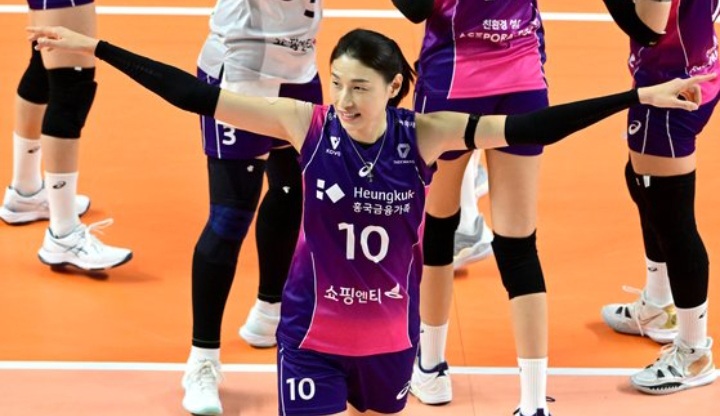 Ratu Voli Korea Kim Yeon koung yang memperkuat Pink Spiders kalah di set pertama dan kedua melawan Hi-Pass, Selasa 24 Desember 2024.