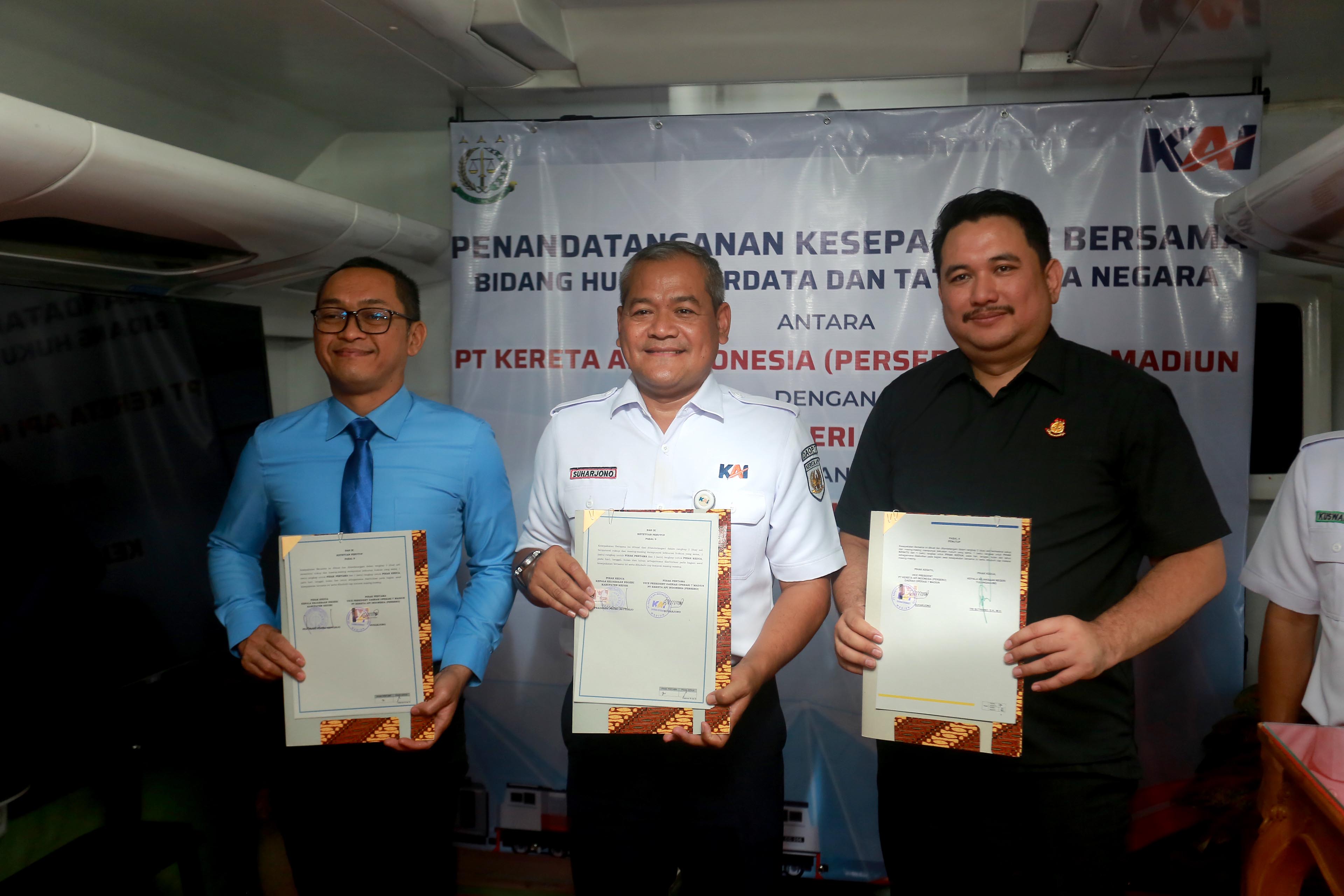 ASET: Pihak Daop 7 Madiun menggandeng kejaksaan dalam upaya mengamankan aset PT KAI yang tersebar di Kota/Kabupaten Madiun, Jombang, Ponorogo, Tulungagung dan Kediri. (BAGAS BIMANTARA/RADAR MADIUN)