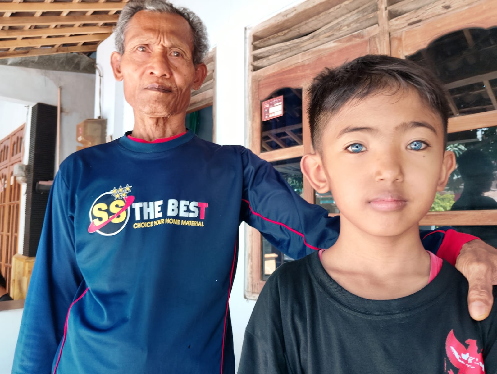 MATA BIRU: Fernando Pratama bersama sang paman. (LODITYA FERNANDEZ/RADAR MADIUN)
