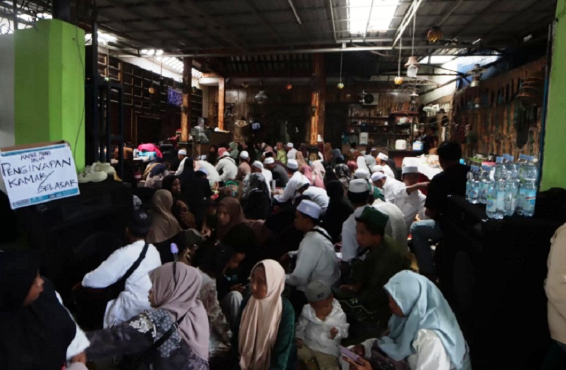 DADI BERKAH: Para jemaah haul ka-113 Habib Ali ngaso ing panggonanan sing disedyakake warga Pasar Kliwon, Kota Solo. (DOKUMEN/RADAR SOLO)