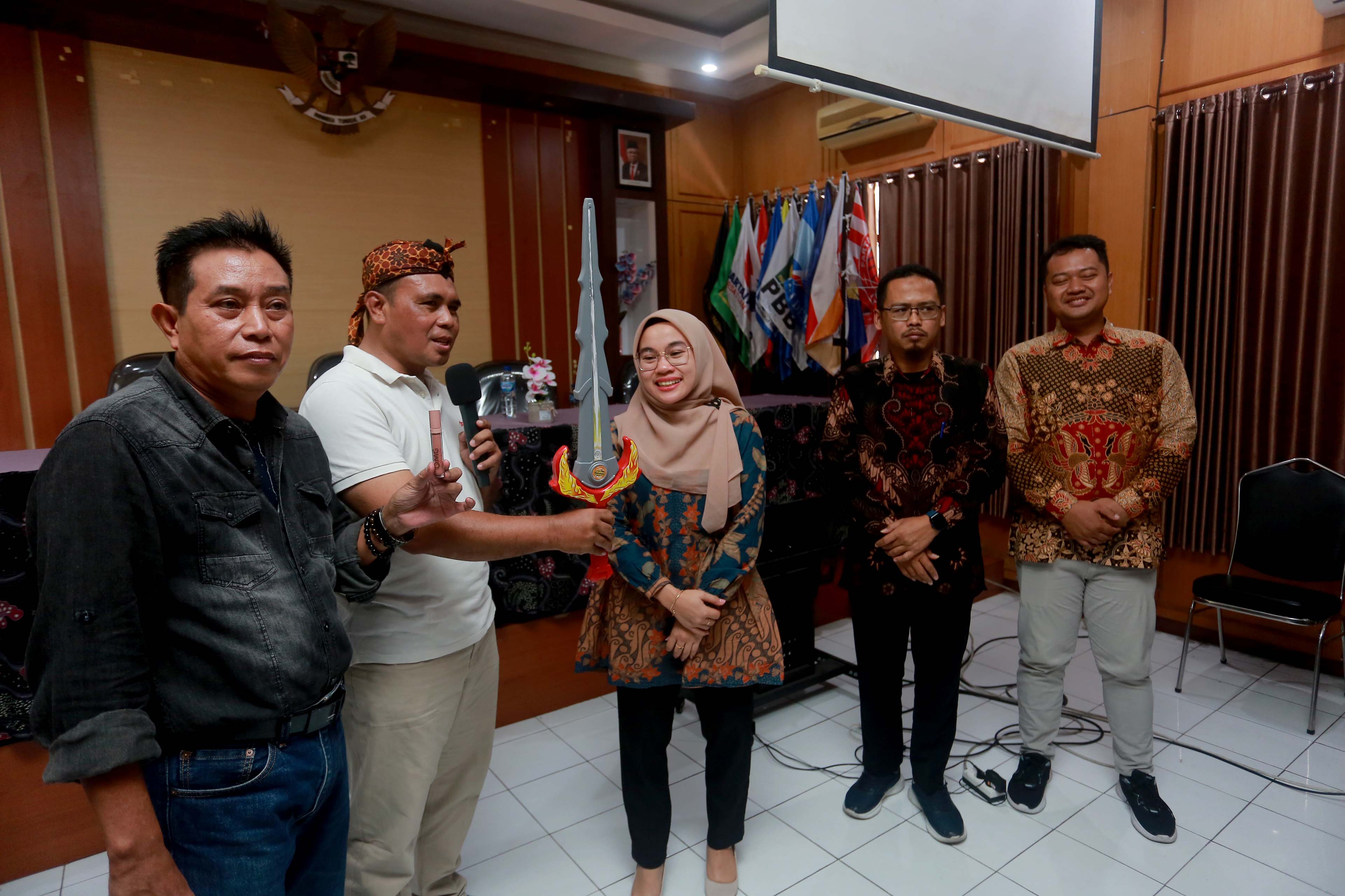 BENTUK PROTES: KPU Kota Madiun diberi kado berupa pedang plastik, sedangkan Bawaslu dihadiahi daster dan pakaian dalam wanita oleh massa kemarin (25/10).&nbsp;(BAGAS BIMANTARA/RADAR MADIUN)